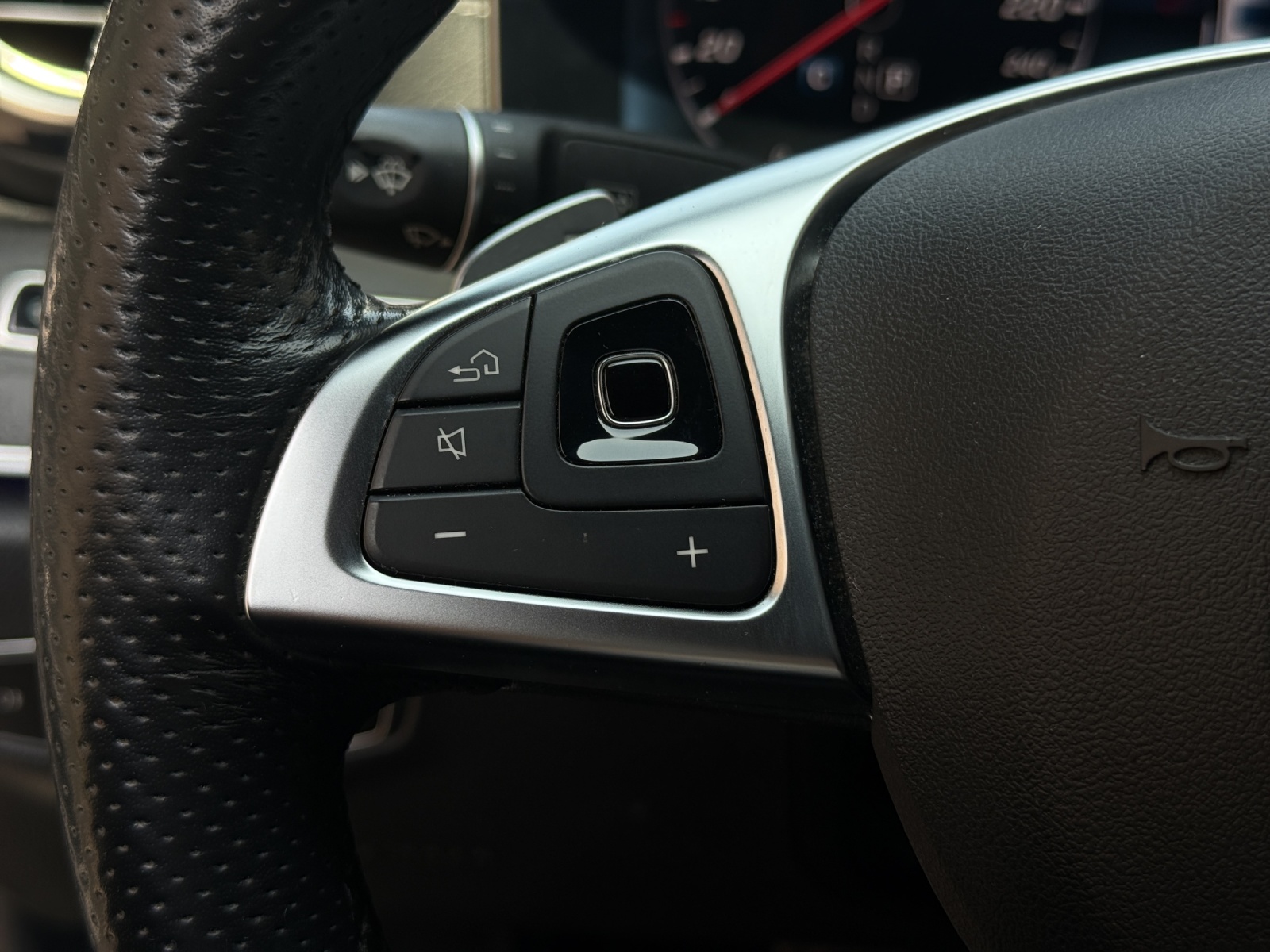 MERCEDES-BENZ E 350 d AMG Line 9G-Tronic-image-19
