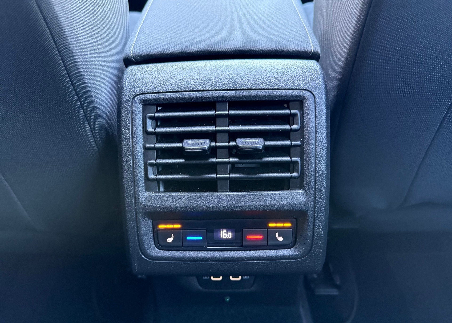VW Golf 2.0 TDI Life Panorama Kamera Head Up Display Standheizung-image-19