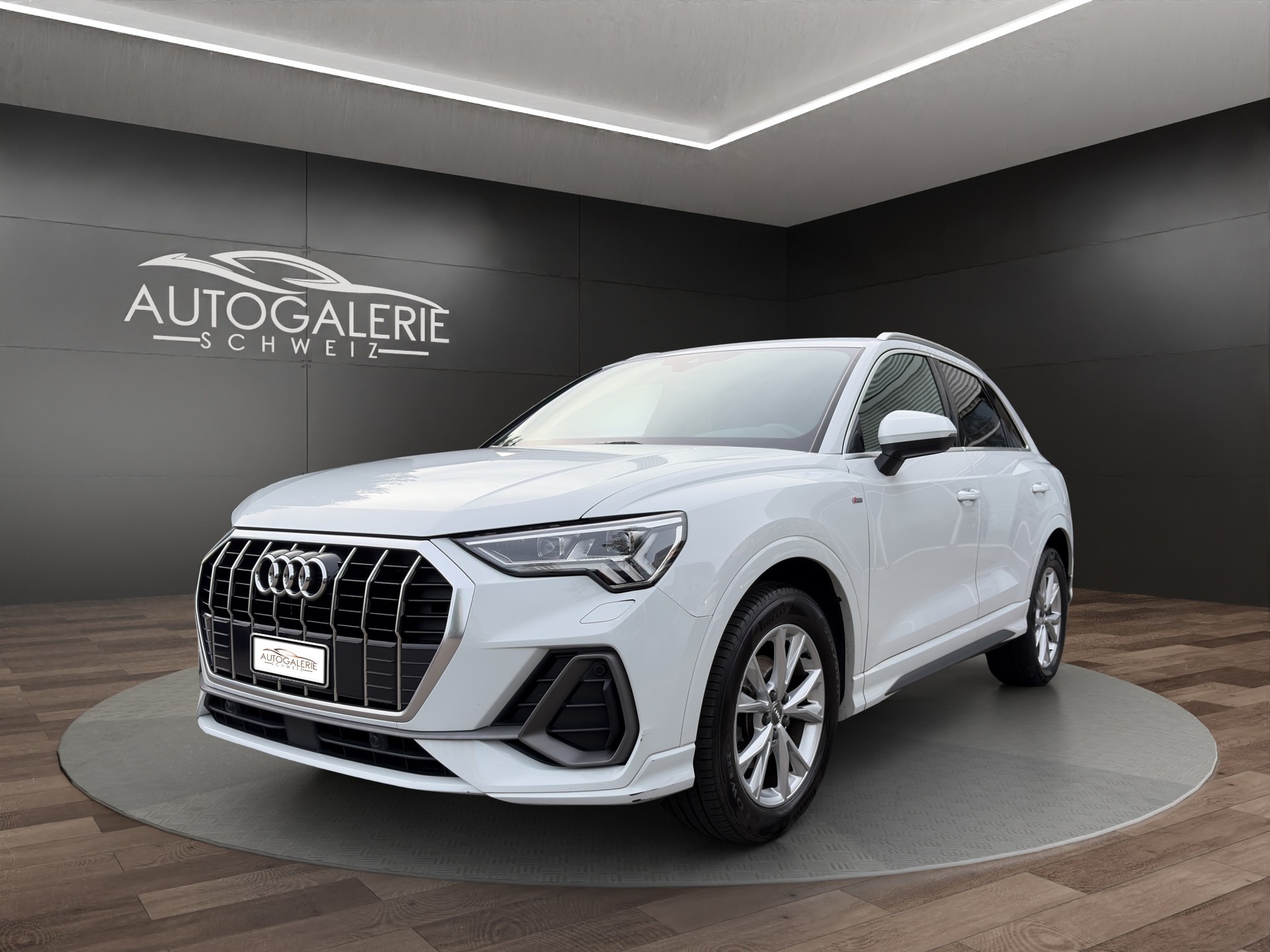 AUDI Q3 35 TFSI S line S-tronic | CH | Assistenzpaket | Matrix LED | S-LINE | Navi Plus & Phone Box | Technikpaket |