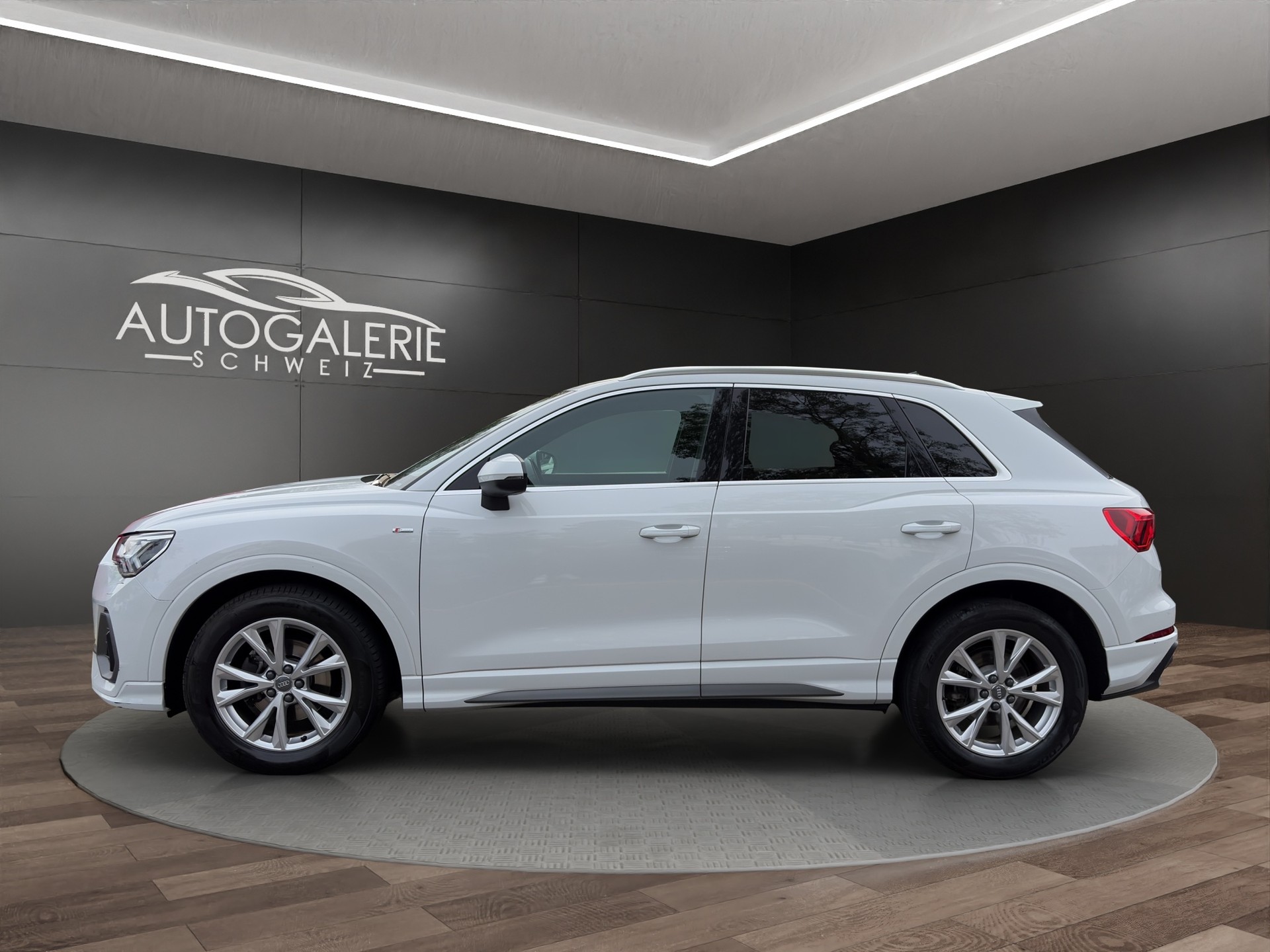 AUDI Q3 35 TFSI S line S-tronic | CH | Assistenzpaket | Matrix LED | S-LINE | Navi Plus & Phone Box | Technikpaket |-showroom-element-1