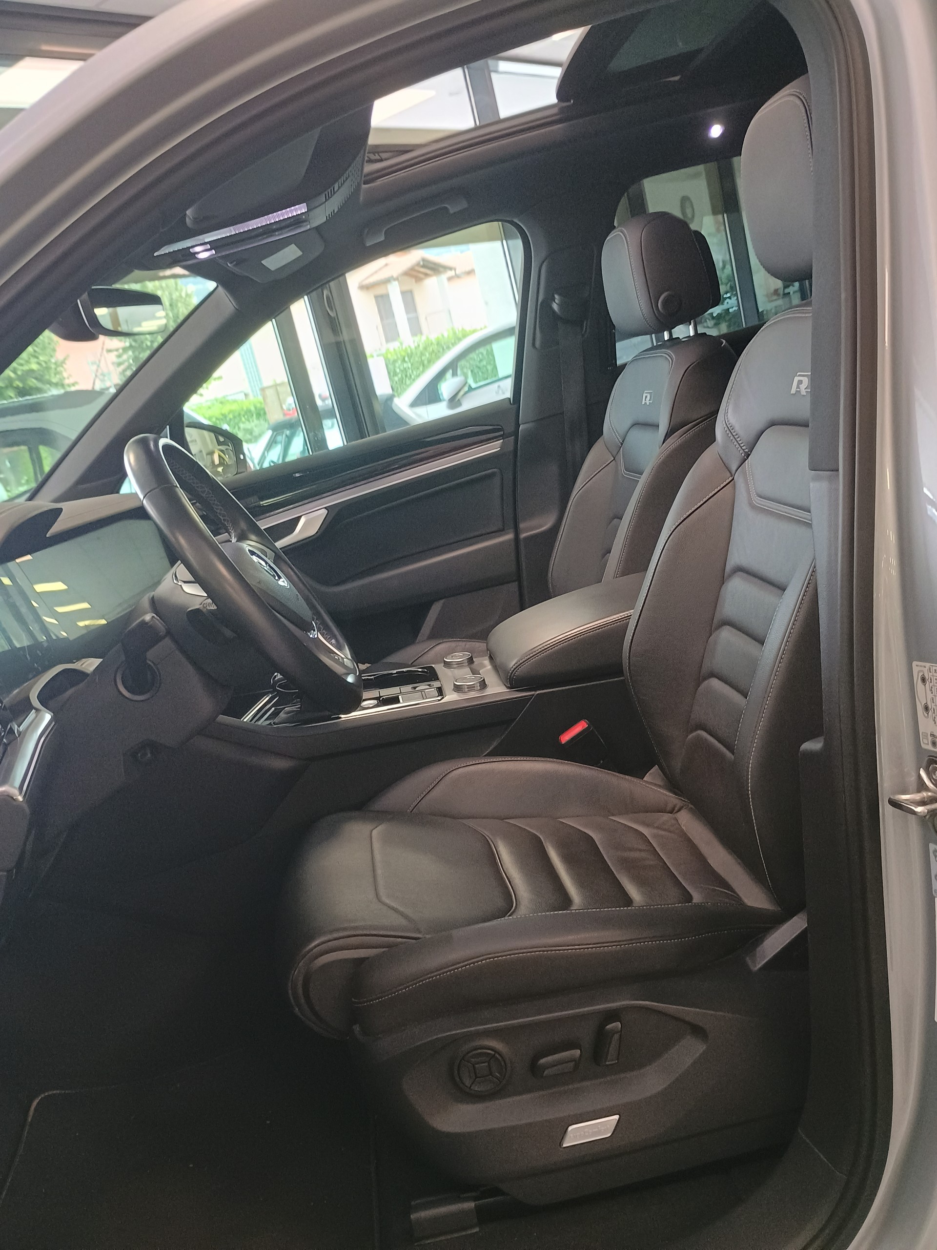 VW Touareg 3.0 TDI R Line Tiptronic-image-8