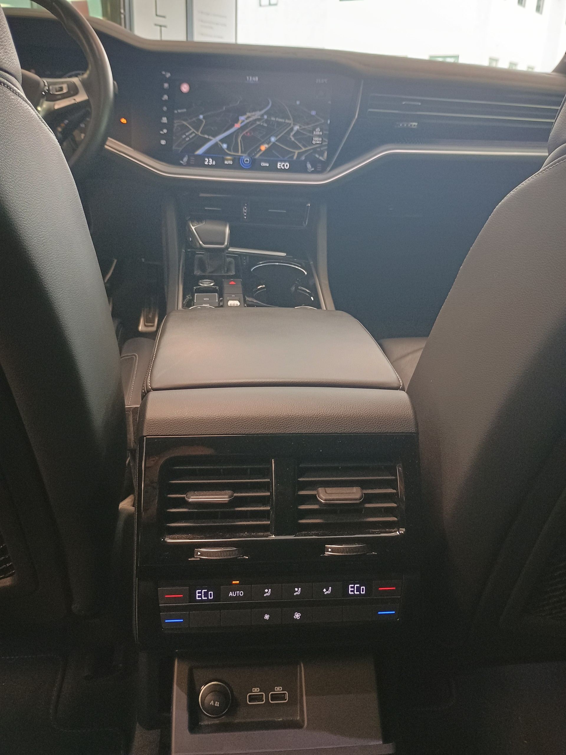 VW Touareg 3.0 TDI R Line Tiptronic-image-10
