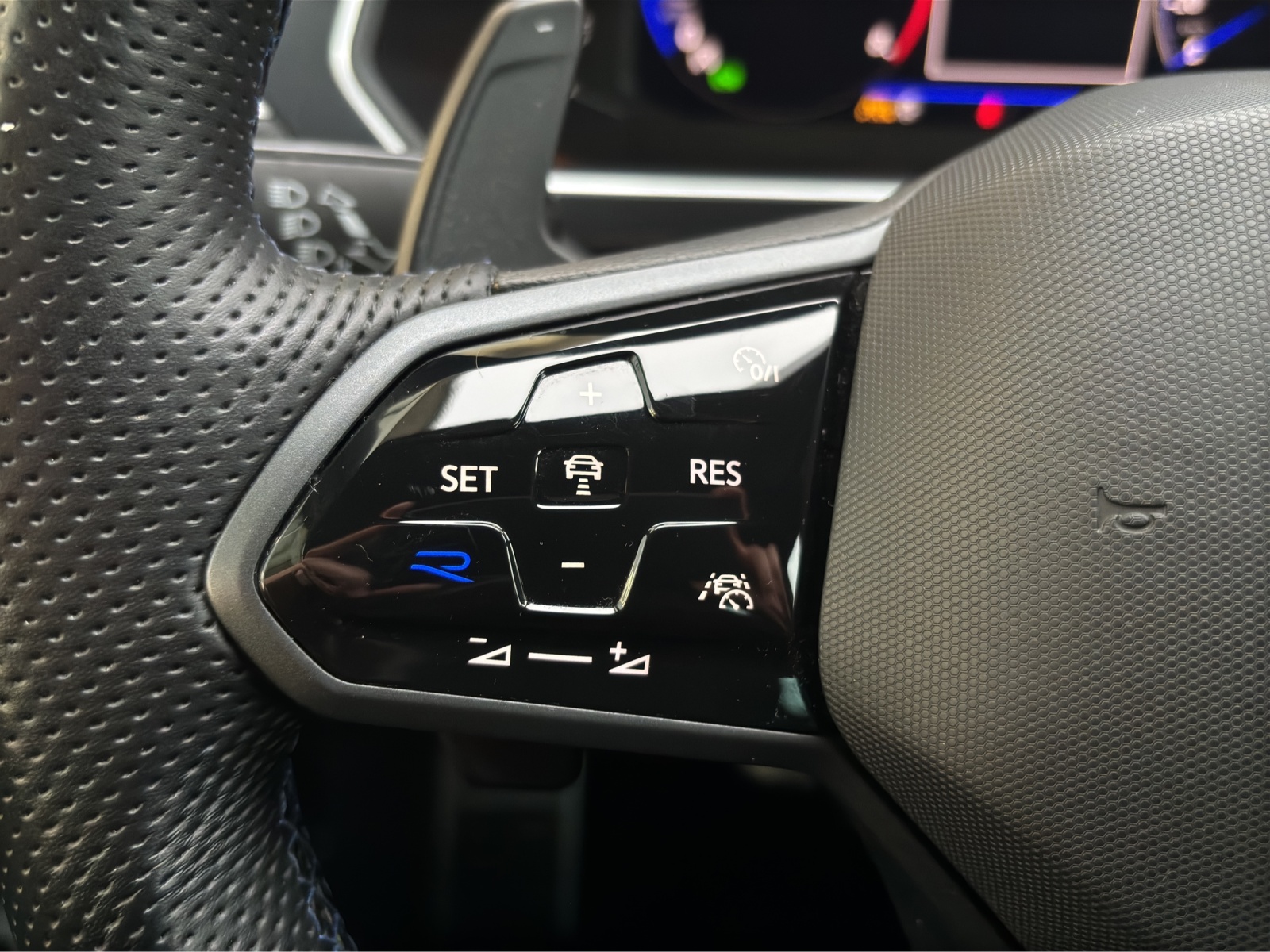 VW Tiguan 2.0TSI R 4Motion DSG mit AHK-image-14