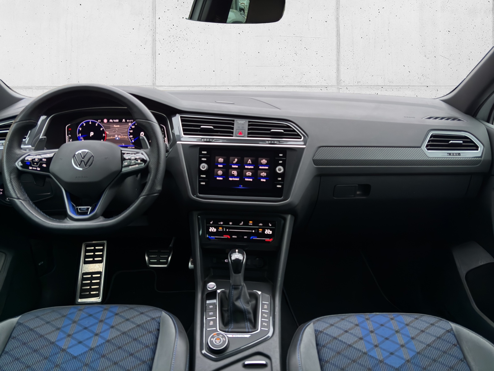 VW Tiguan 2.0TSI R 4Motion DSG mit AHK-image-12