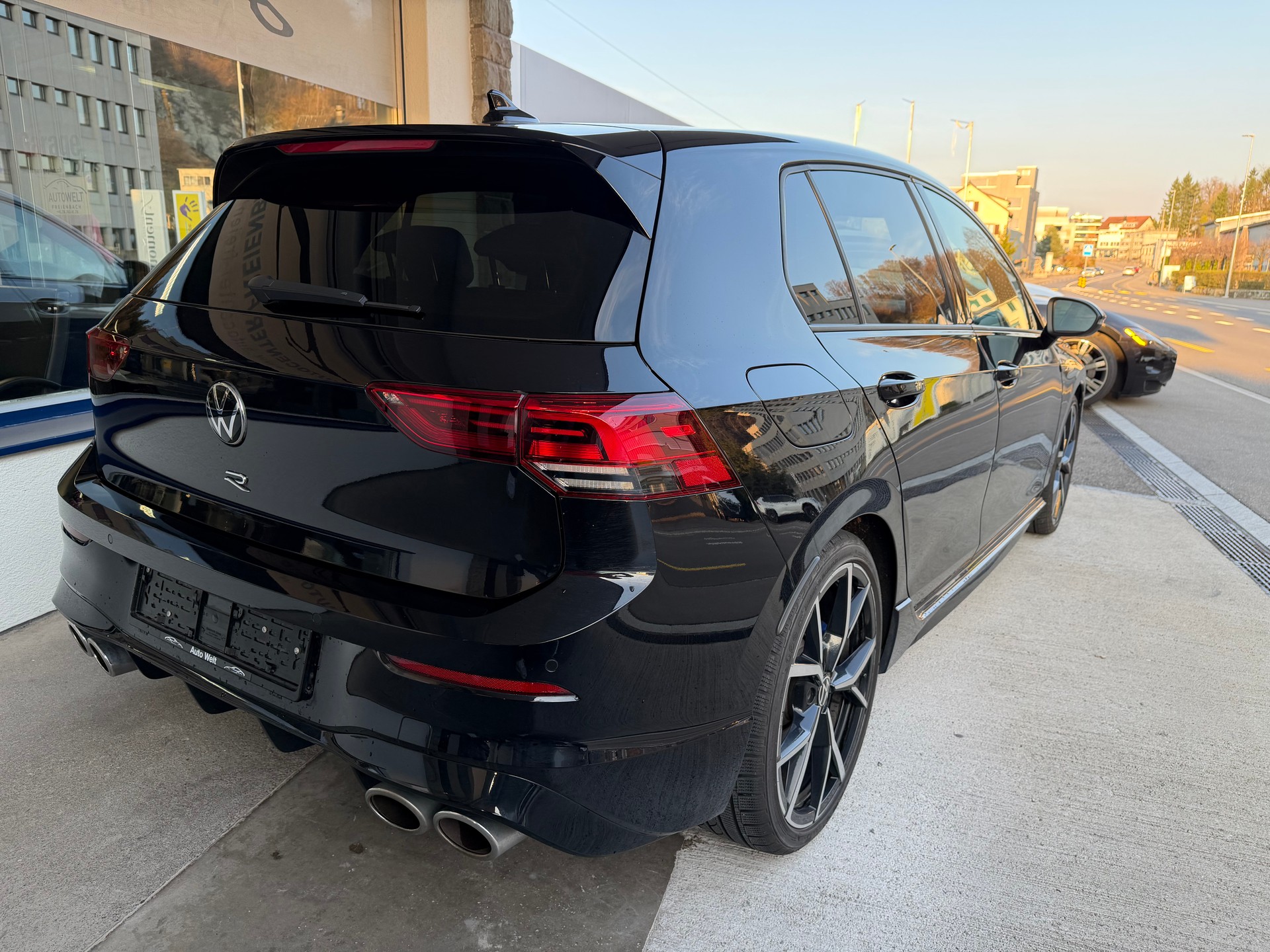 VW Golf 2.0 TSI R DSG 4Motion-showroom-element-3