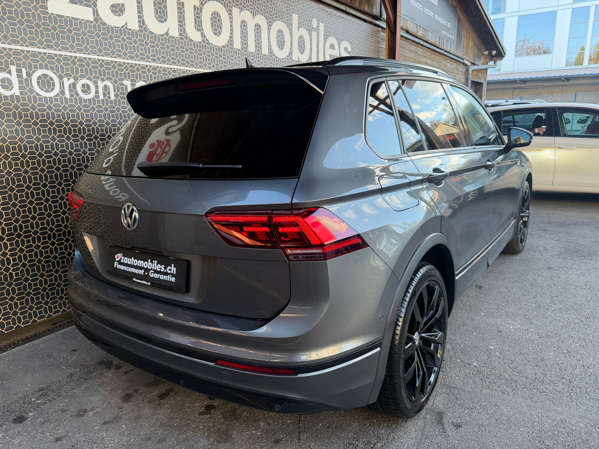 VW Tiguan 2.0TSI R-line 4Motion DSG-image-2