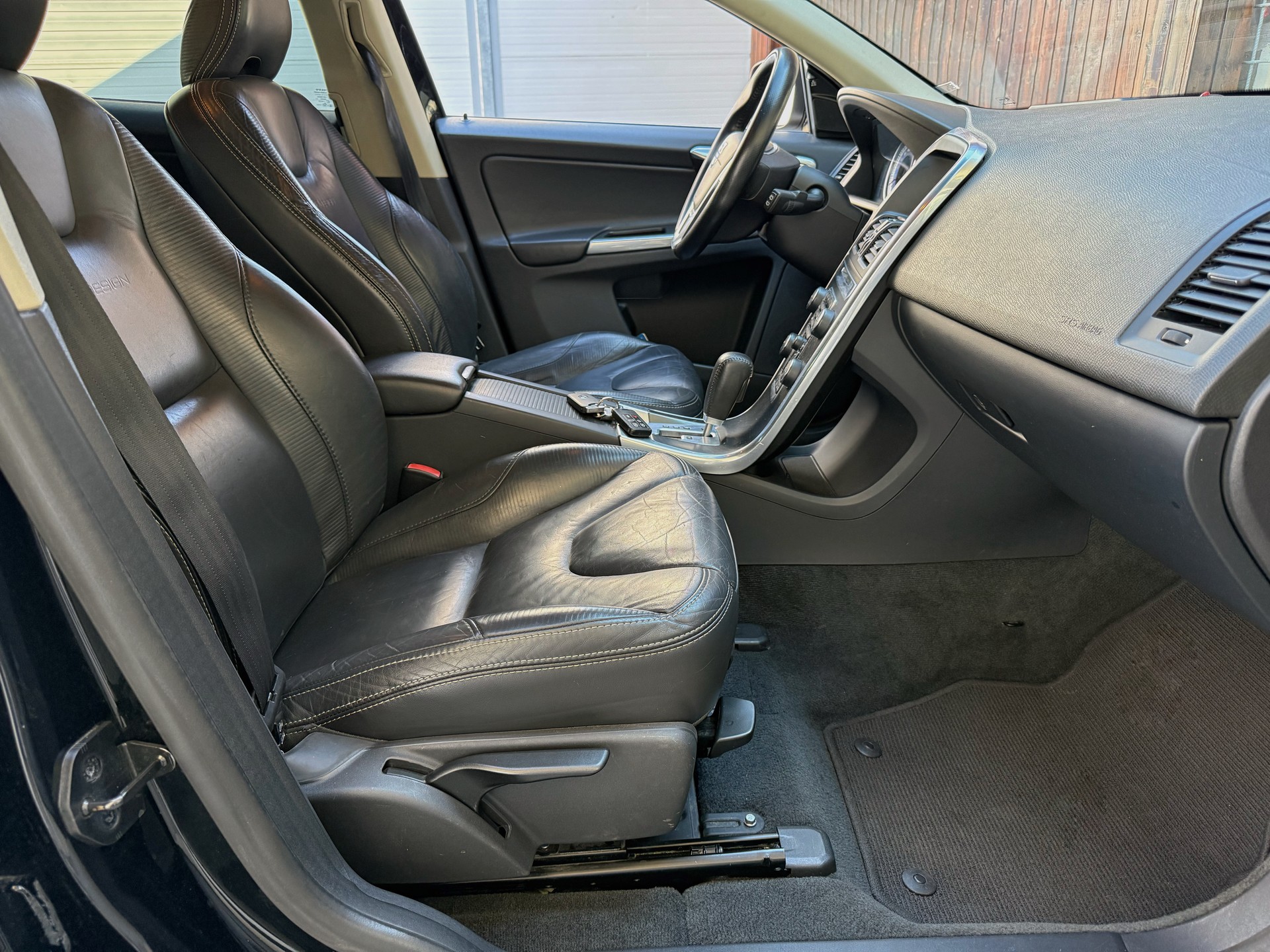 VOLVO XC60 D5 AWD R-Design Geartronic | Frisch ab MFK | Service gepflegt | Leder |-image-15