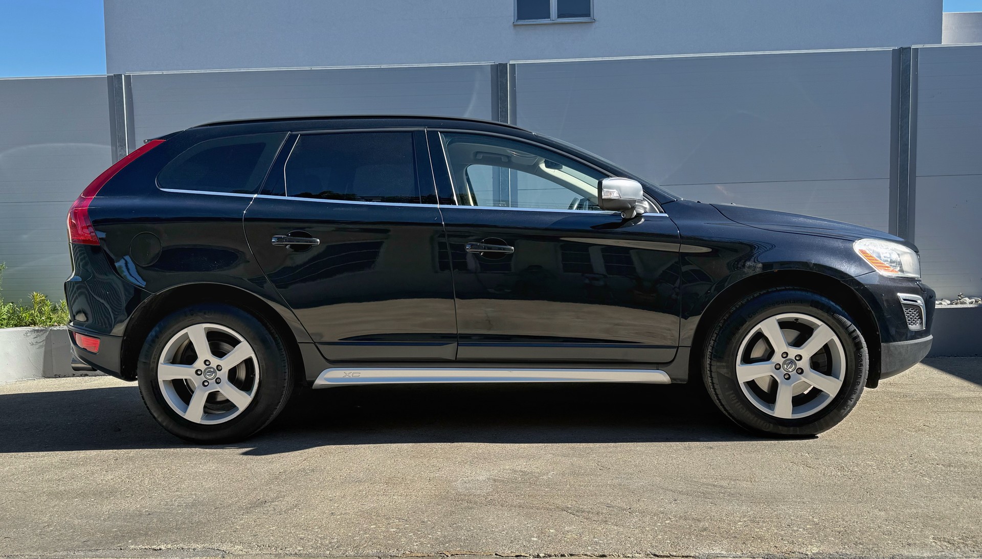 VOLVO XC60 D5 AWD R-Design Geartronic | Frisch ab MFK | Service gepflegt | Leder |-image-2