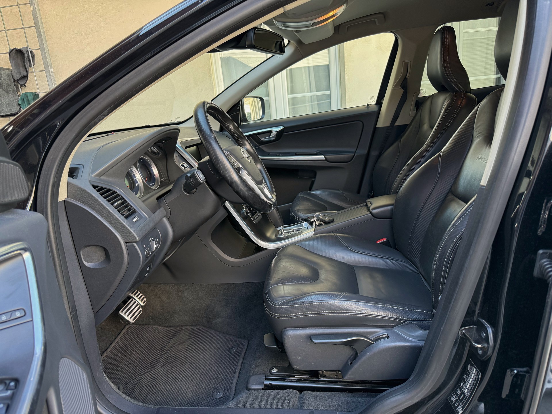 VOLVO XC60 D5 AWD R-Design Geartronic | Frisch ab MFK | Service gepflegt | Leder |-image-5