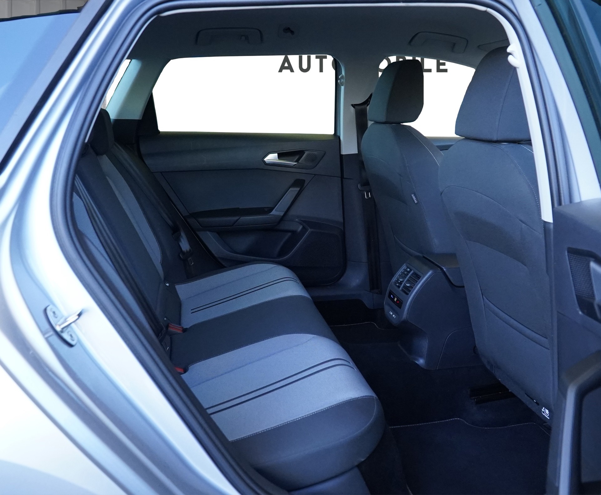 SEAT Leon ST 2.0 TDI EVO DSG 4Drive Style *CH Fahrzeug & AHK 2000 KG*-image-15