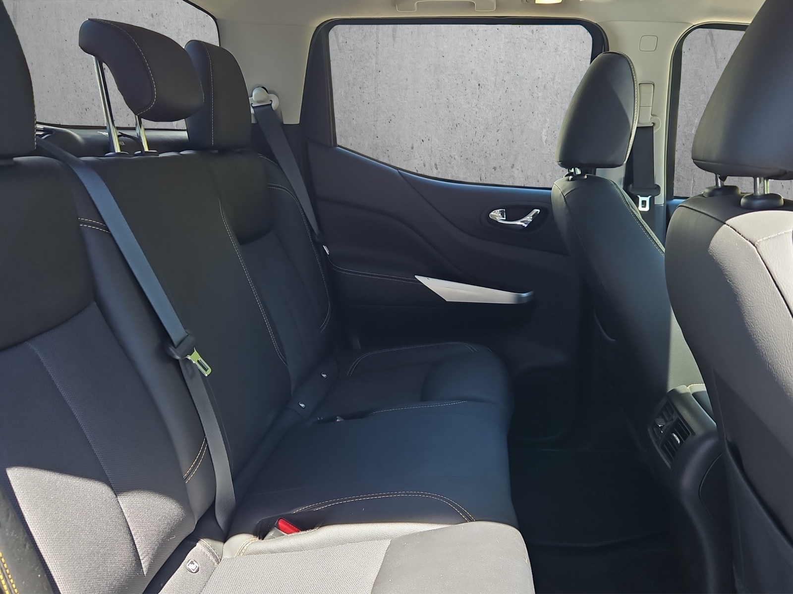 NISSAN Navara 2.3 dCi Double Cab N-Guard-image-12