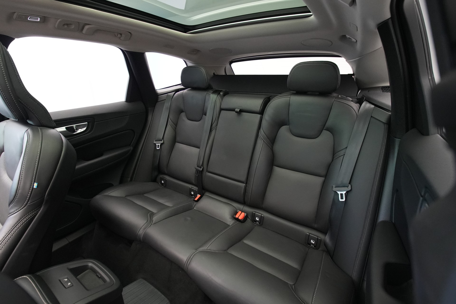 VOLVO XC60 T8 eAWD PluginHybrid Ultimate Dark Geartronic *CH-Fahrzeug*-image-14