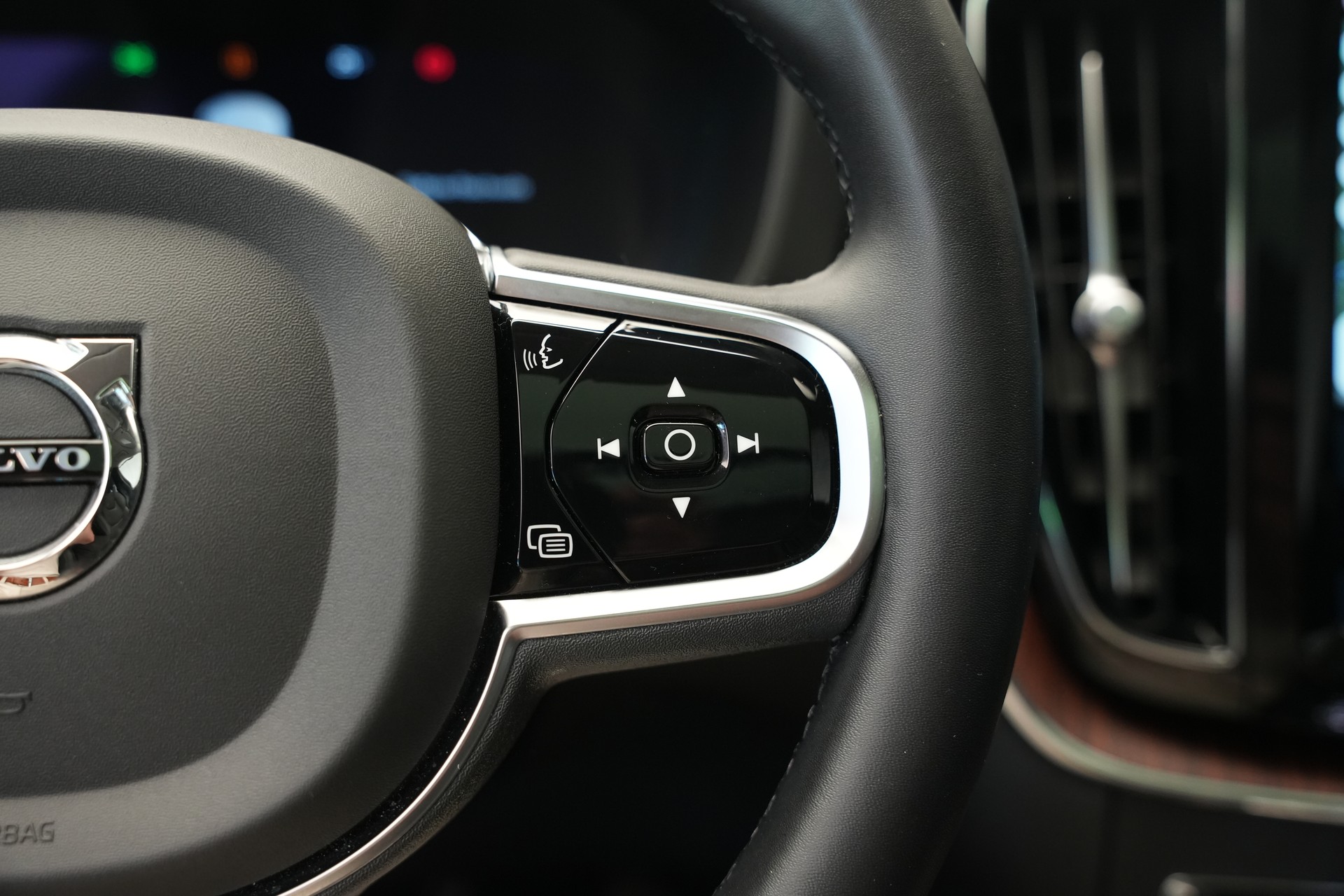 VOLVO XC60 T8 eAWD PluginHybrid Ultimate Dark Geartronic *CH-Fahrzeug*-image-19