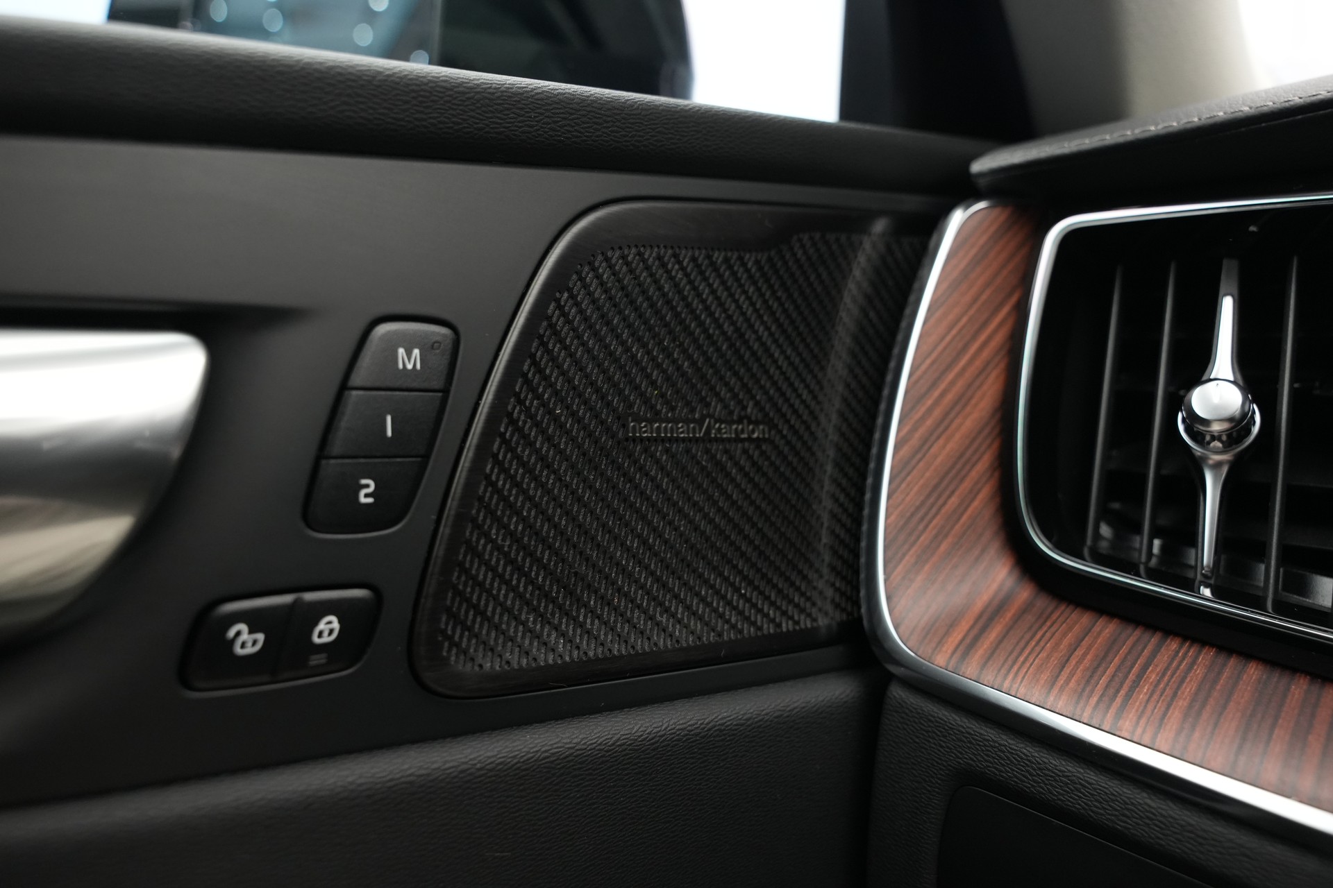 VOLVO XC60 T8 eAWD PluginHybrid Ultimate Dark Geartronic *CH-Fahrzeug*-image-30