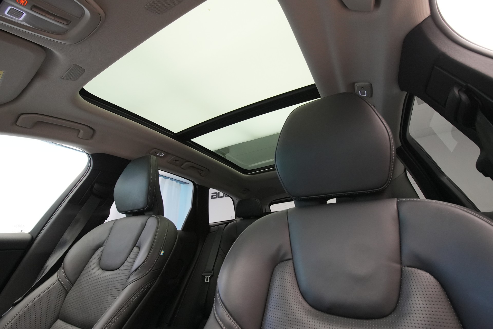 VOLVO XC60 T8 eAWD PluginHybrid Ultimate Dark Geartronic *CH-Fahrzeug*-image-16