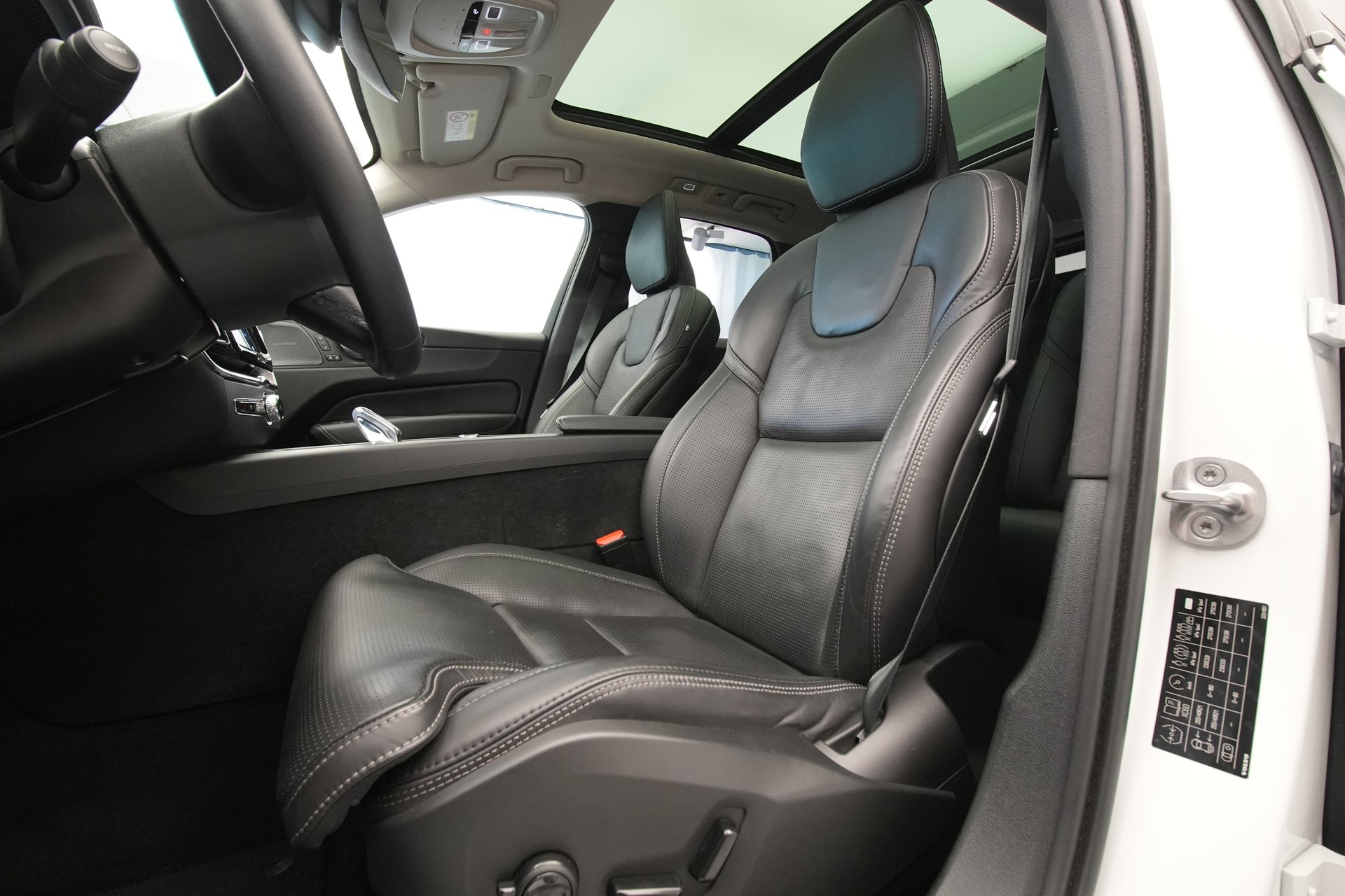 VOLVO XC60 T8 eAWD PluginHybrid Ultimate Dark Geartronic *CH-Fahrzeug*-image-15