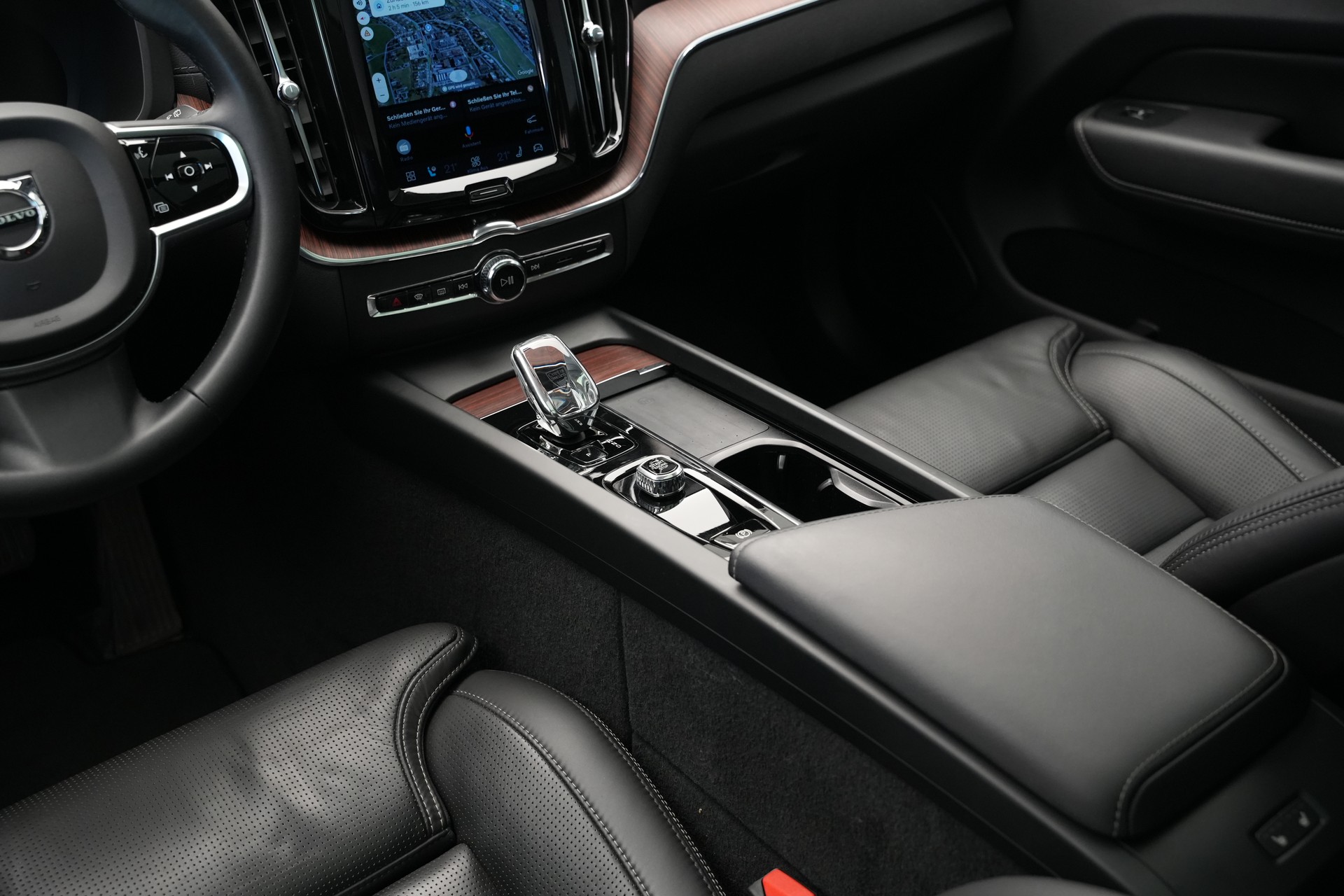 VOLVO XC60 T8 eAWD PluginHybrid Ultimate Dark Geartronic *CH-Fahrzeug*-image-13