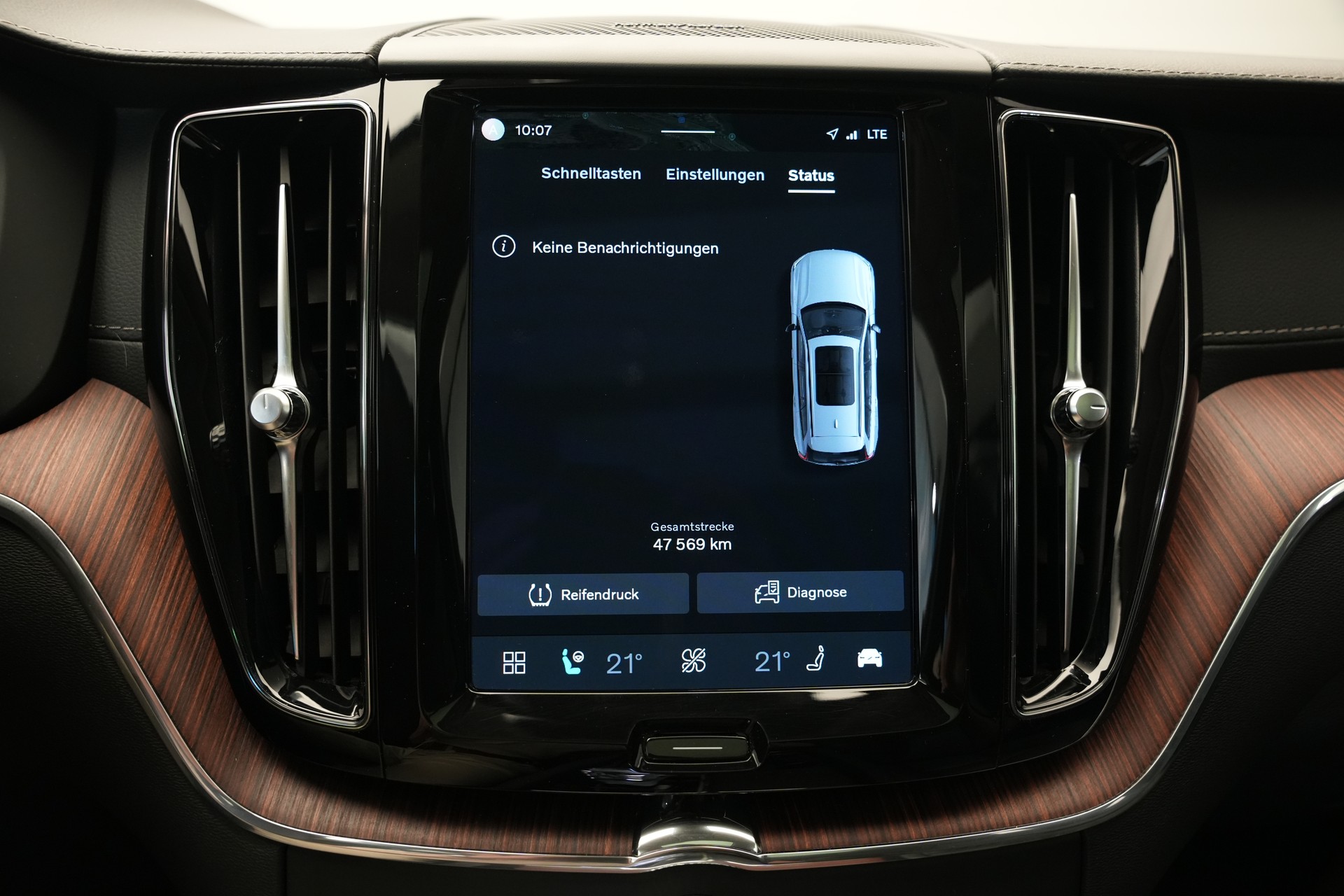 VOLVO XC60 T8 eAWD PluginHybrid Ultimate Dark Geartronic *CH-Fahrzeug*-image-27