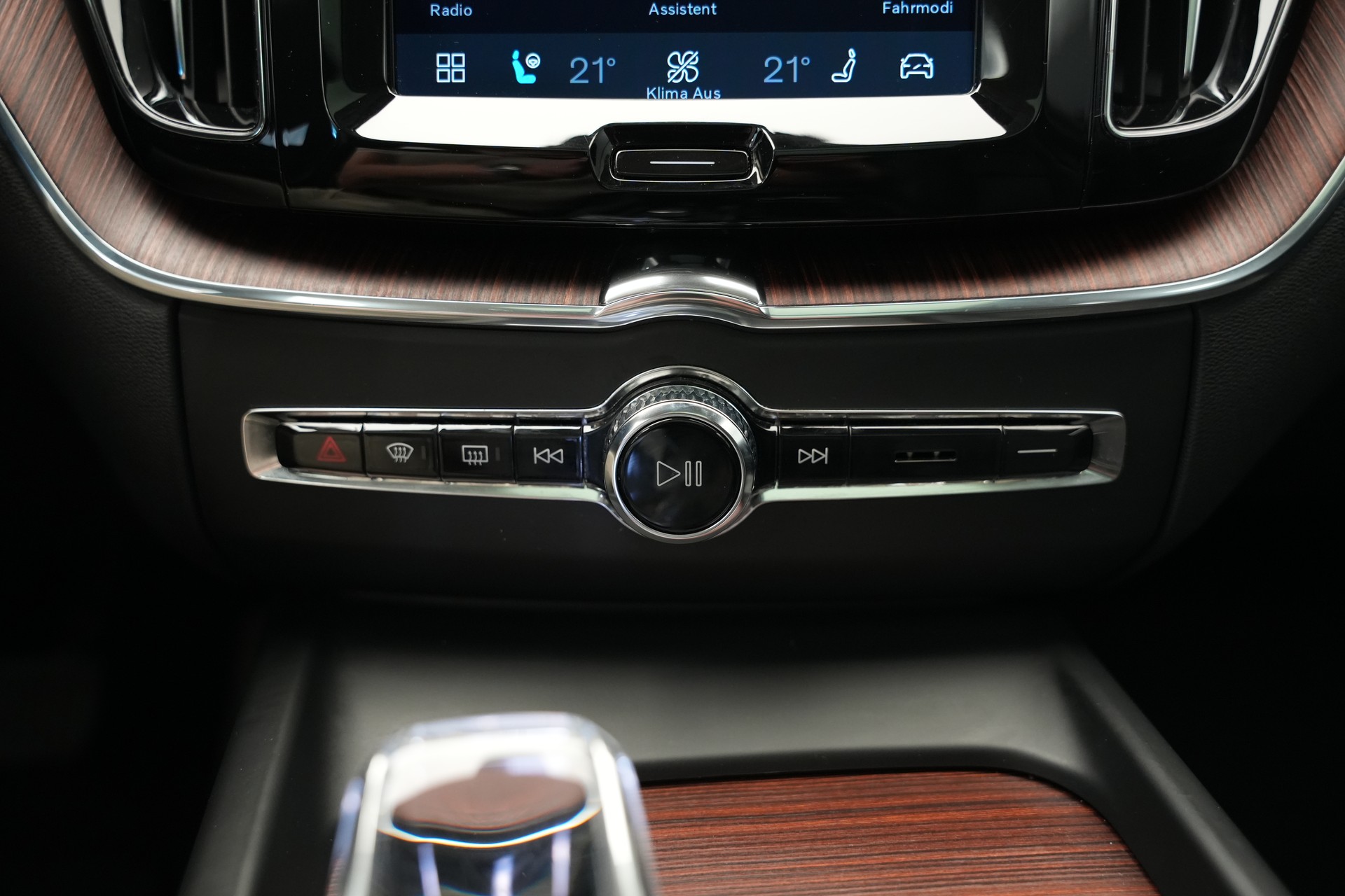 VOLVO XC60 T8 eAWD PluginHybrid Ultimate Dark Geartronic *CH-Fahrzeug*-image-23
