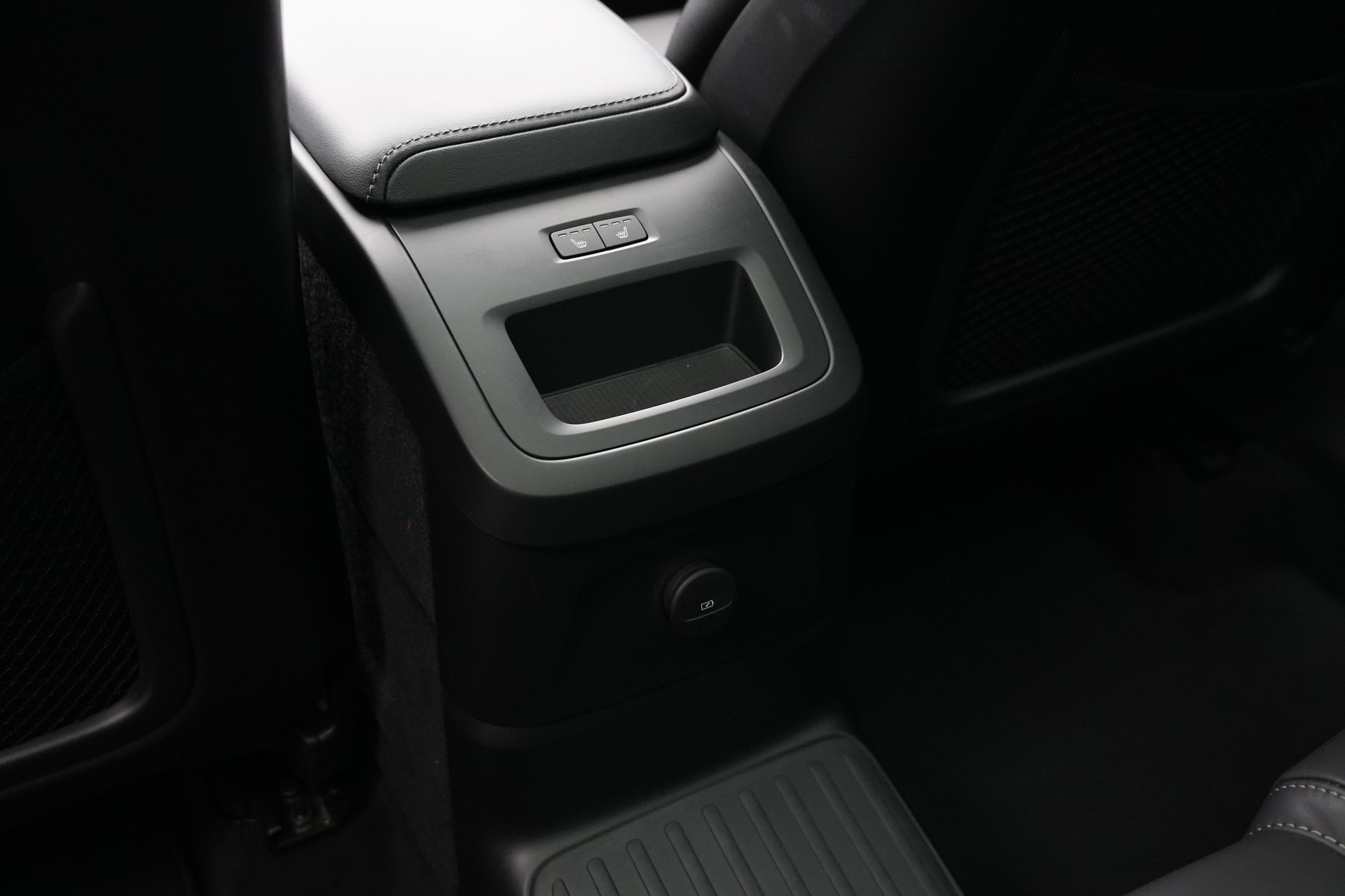 VOLVO XC60 T8 eAWD PluginHybrid Ultimate Dark Geartronic *CH-Fahrzeug*-image-31