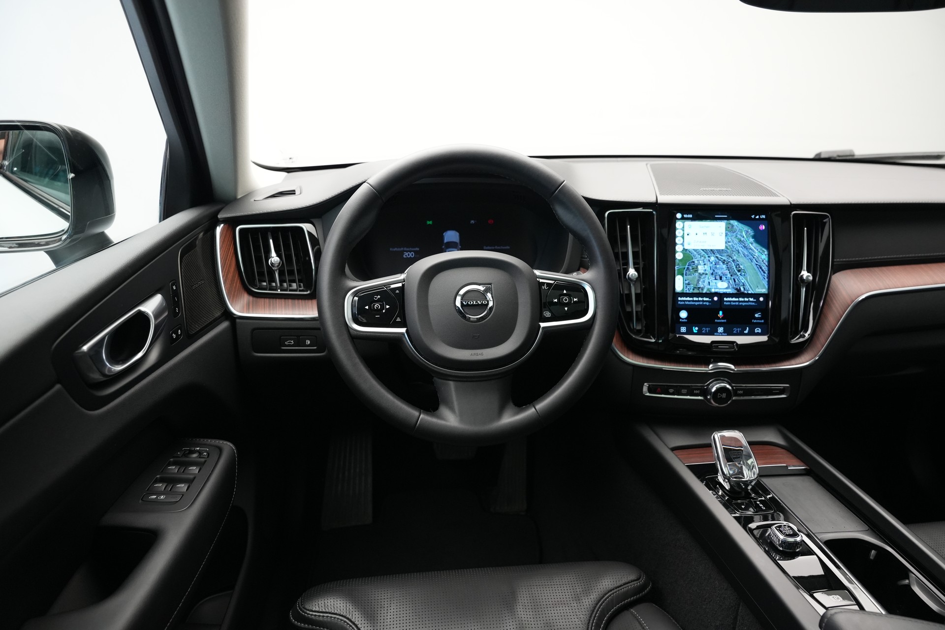 VOLVO XC60 T8 eAWD PluginHybrid Ultimate Dark Geartronic *CH-Fahrzeug*-image-11