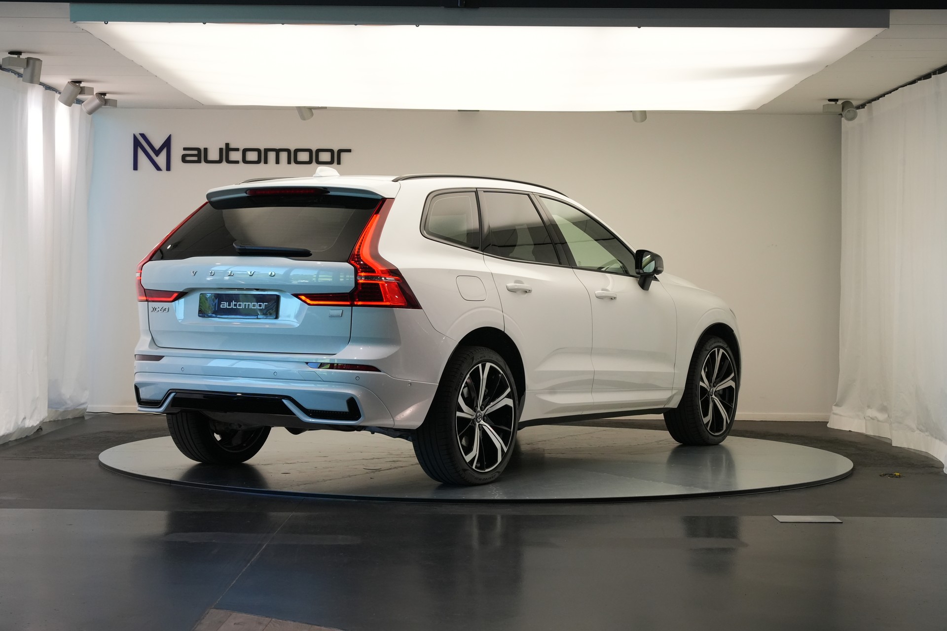 VOLVO XC60 T8 eAWD PluginHybrid Ultimate Dark Geartronic *CH-Fahrzeug*-image-4