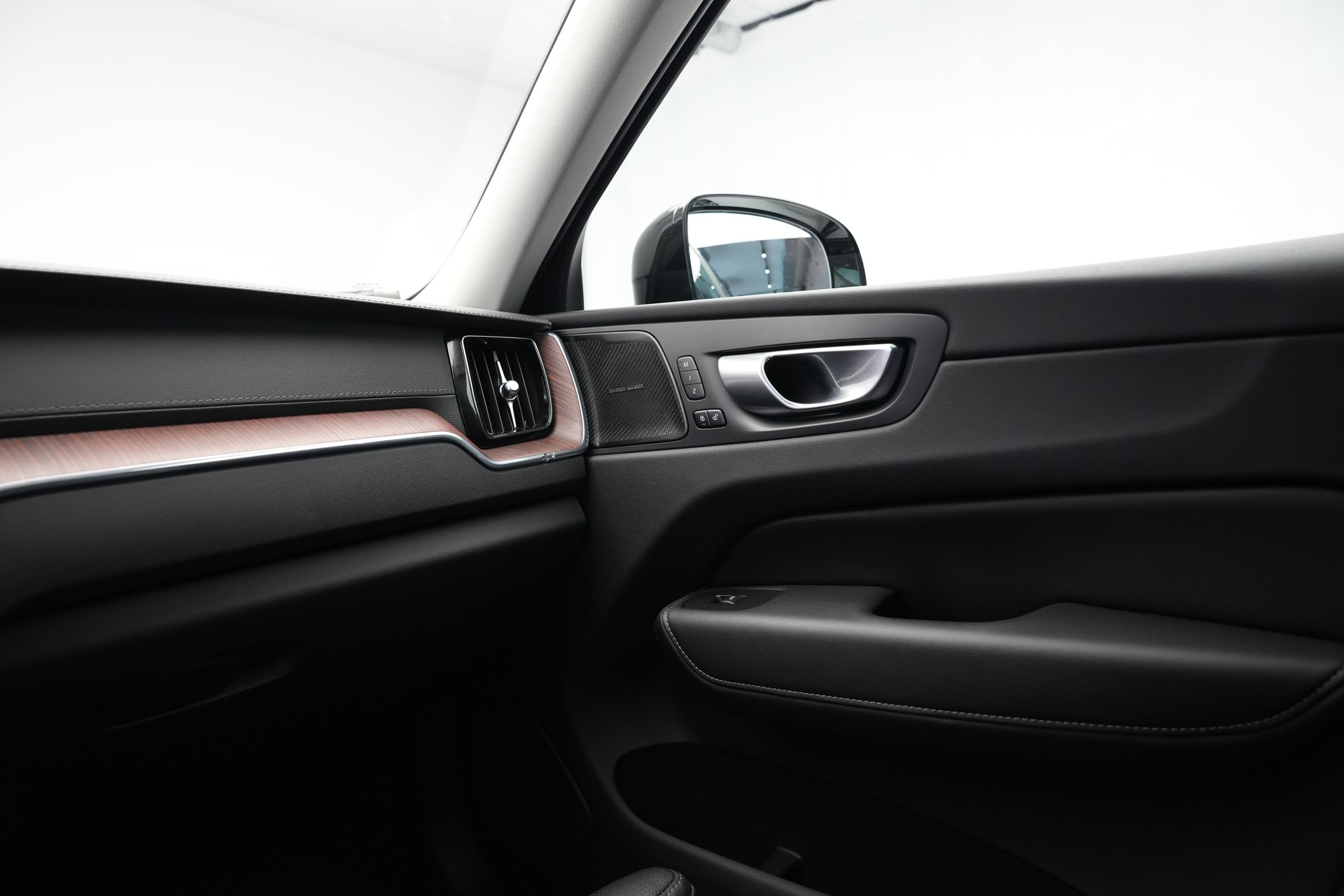 VOLVO XC60 T8 eAWD PluginHybrid Ultimate Dark Geartronic *CH-Fahrzeug*-image-18