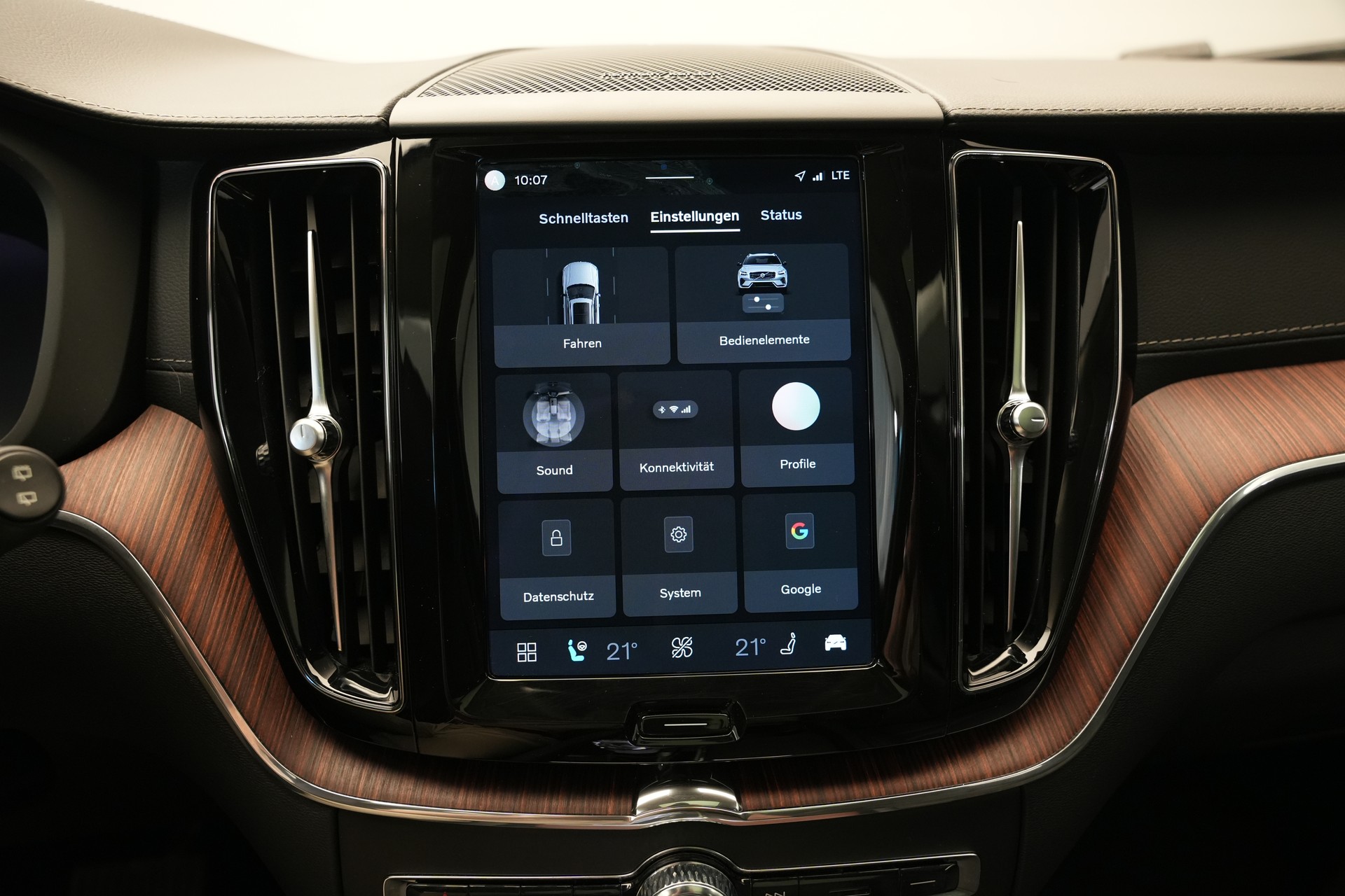 VOLVO XC60 T8 eAWD PluginHybrid Ultimate Dark Geartronic *CH-Fahrzeug*-image-29