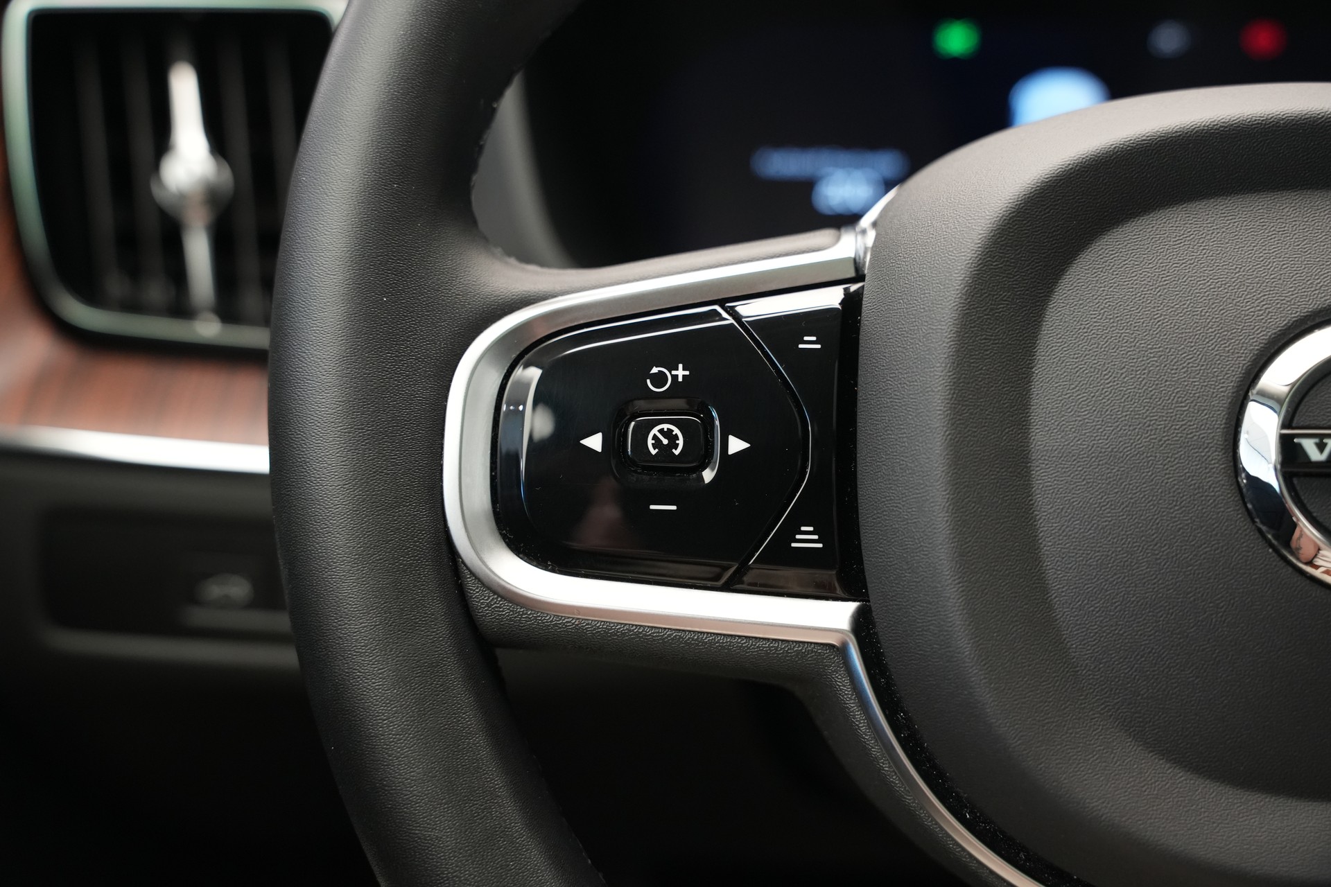 VOLVO XC60 T8 eAWD PluginHybrid Ultimate Dark Geartronic *CH-Fahrzeug*-image-20