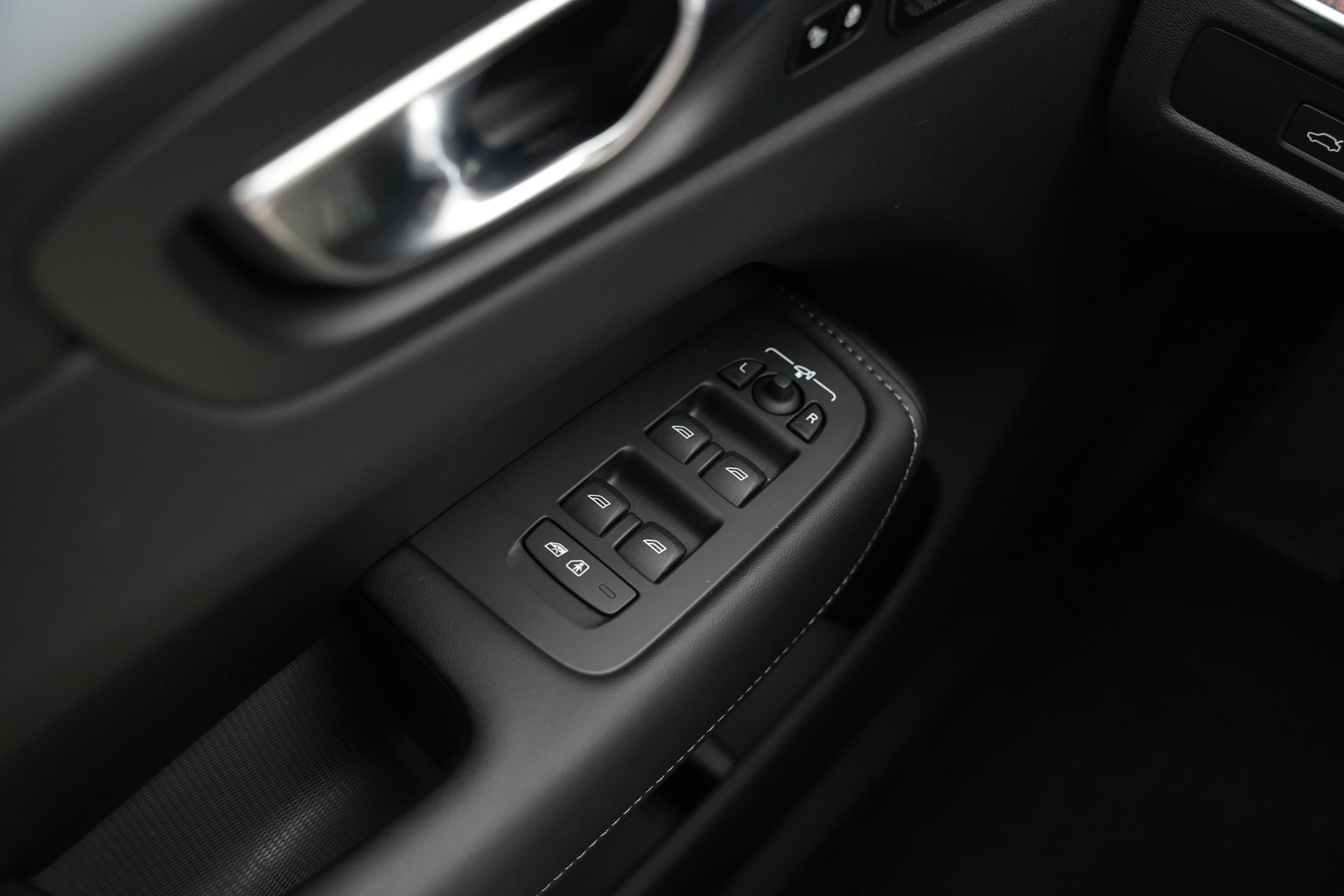 VOLVO XC60 T8 eAWD PluginHybrid Ultimate Dark Geartronic *CH-Fahrzeug*-image-22