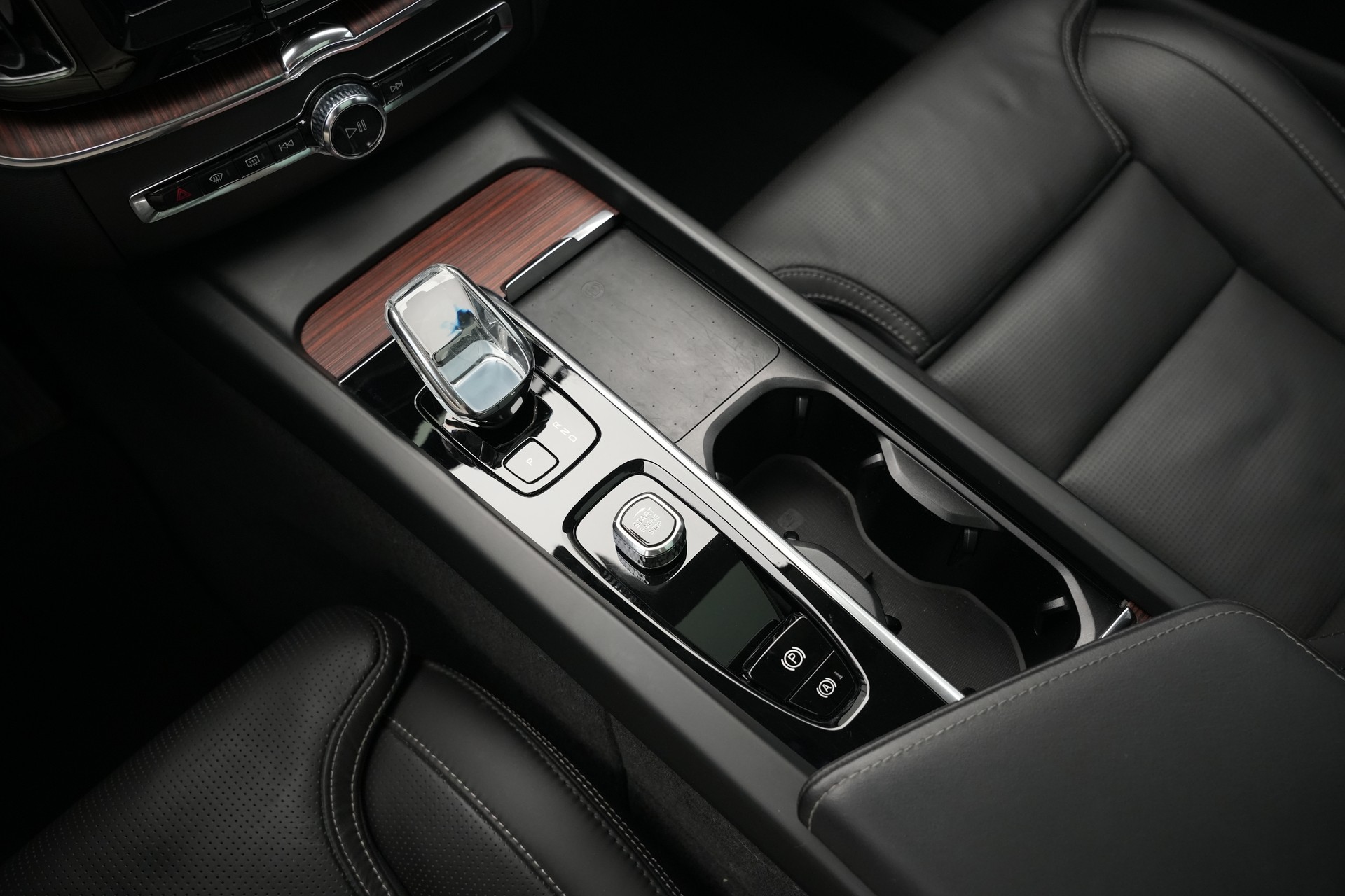 VOLVO XC60 T8 eAWD PluginHybrid Ultimate Dark Geartronic *CH-Fahrzeug*-image-24