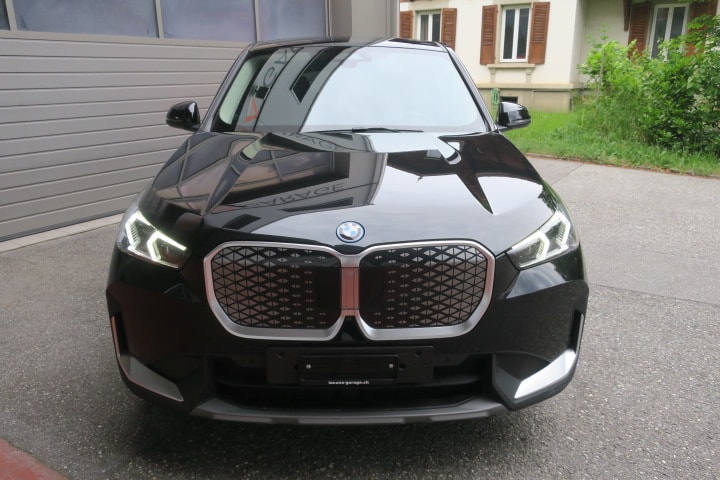 BMW iX1 xDrive 30-image-1