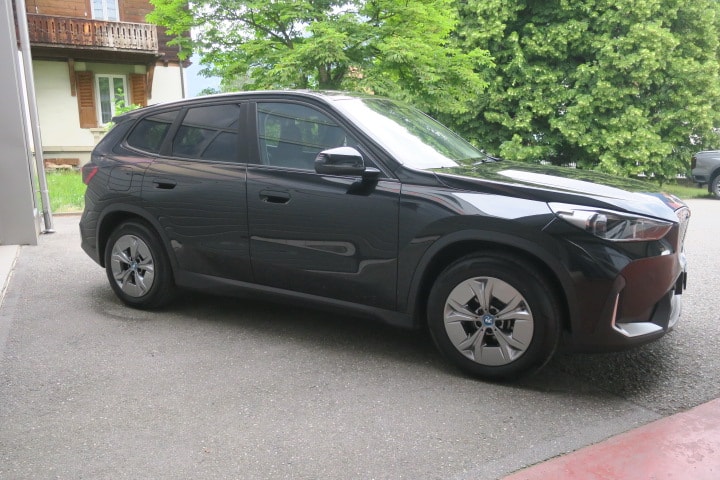 BMW iX1 xDrive 30-image-2