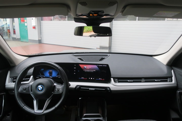 BMW iX1 xDrive 30-image-8