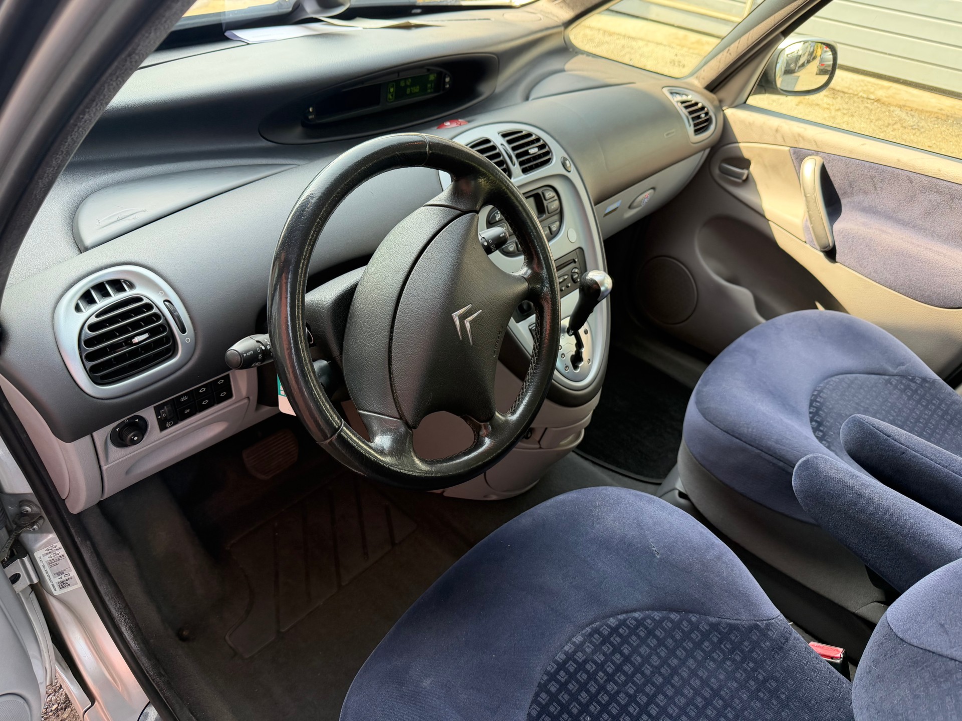 CITROEN Xsara Picasso 2.0i 16V Exclusive Automatic-image-7