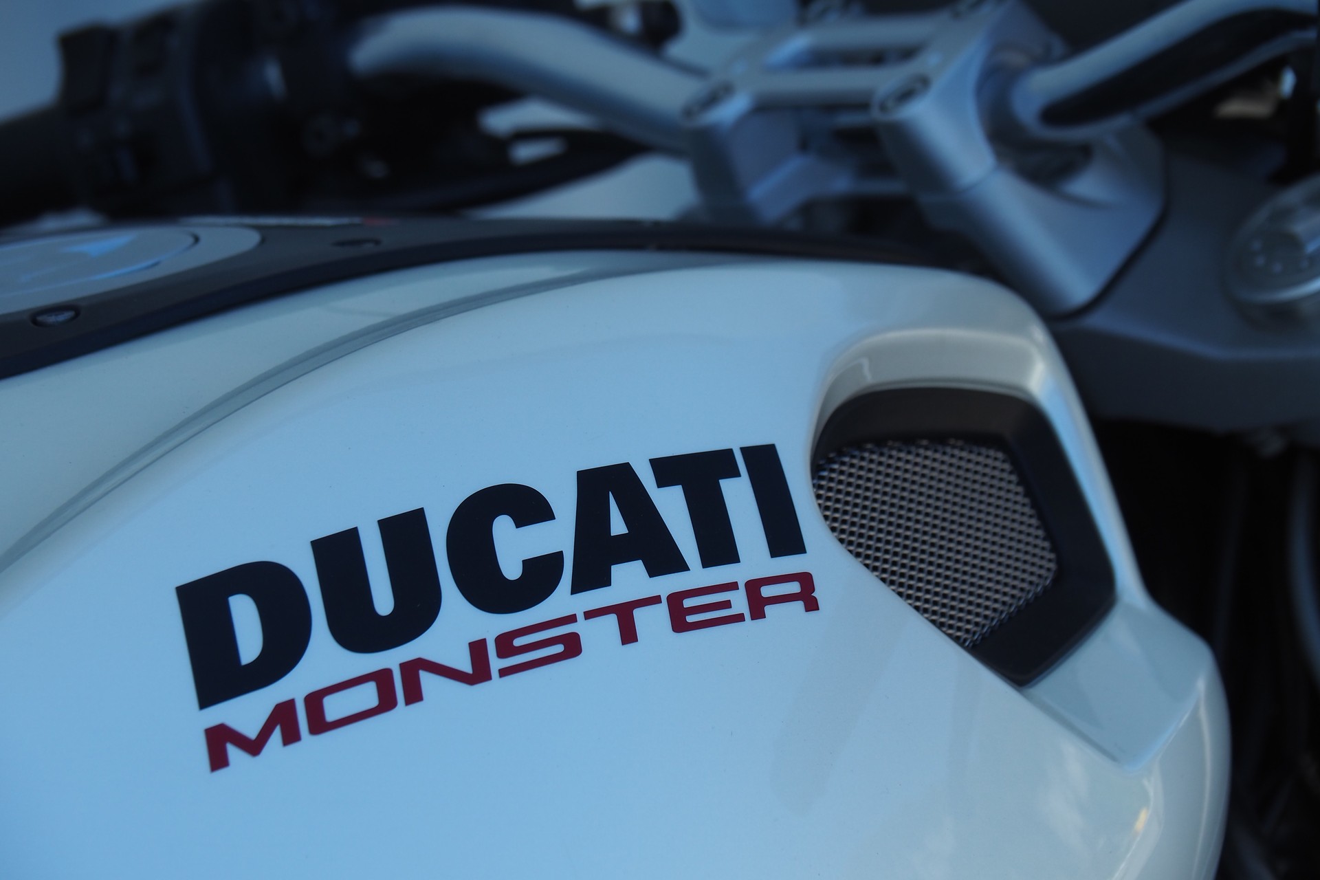 DUCATI Monster 696M-image-6