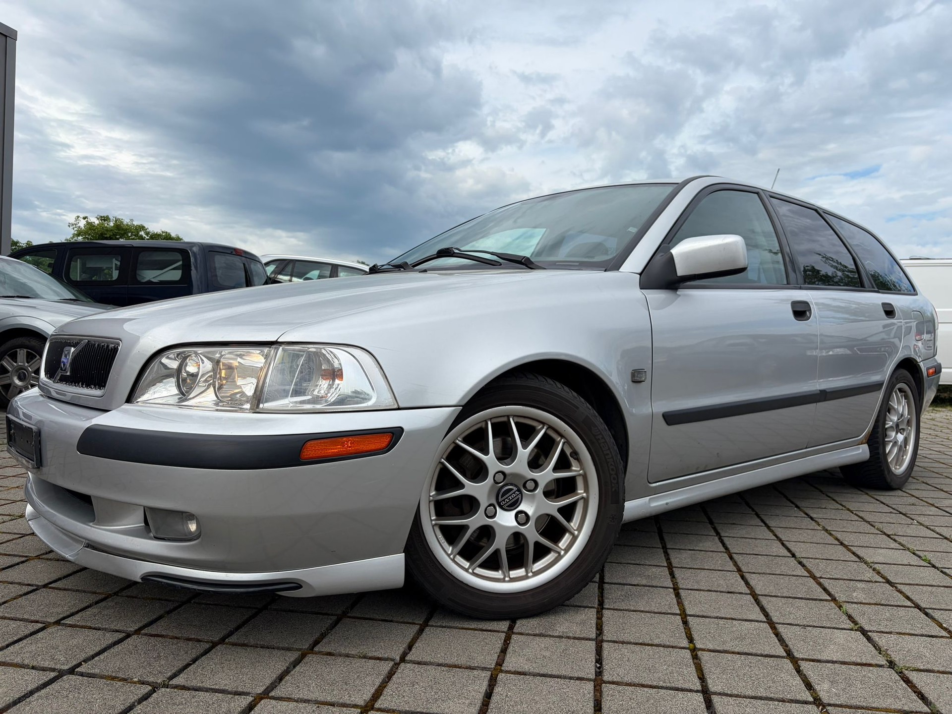 VOLVO V40 2.0