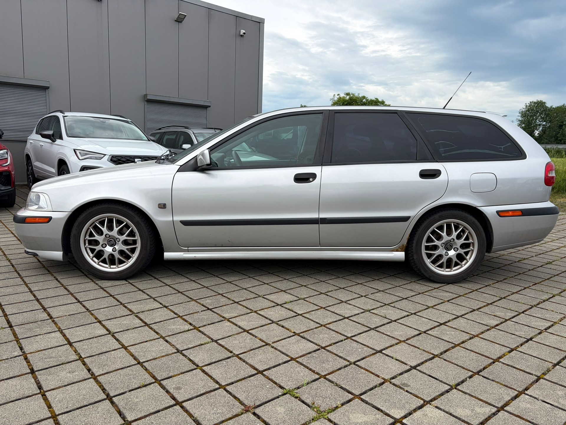 VOLVO V40 2.0-image-3