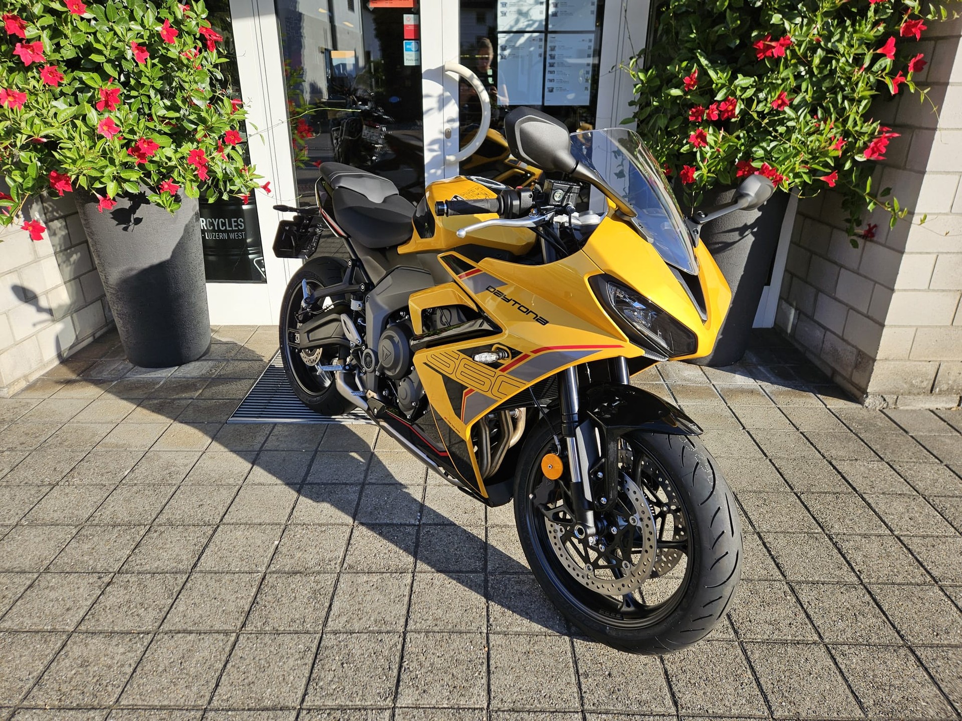 TRIUMPH Daytona 660-image-2
