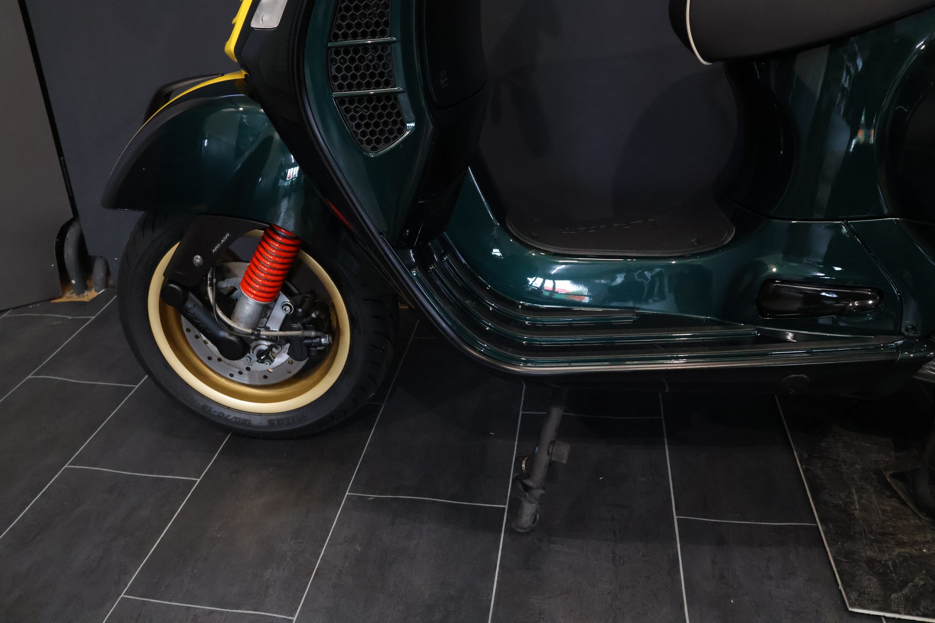 PIAGGIO Vespa GTS 300 HPE Racing Sixties ABS/ASR-image-3