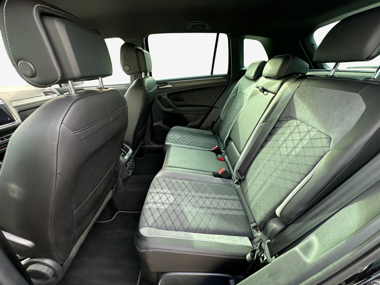 VW Tiguan 2.0 TDI SCR R-Line 4Motion DSG-image-11