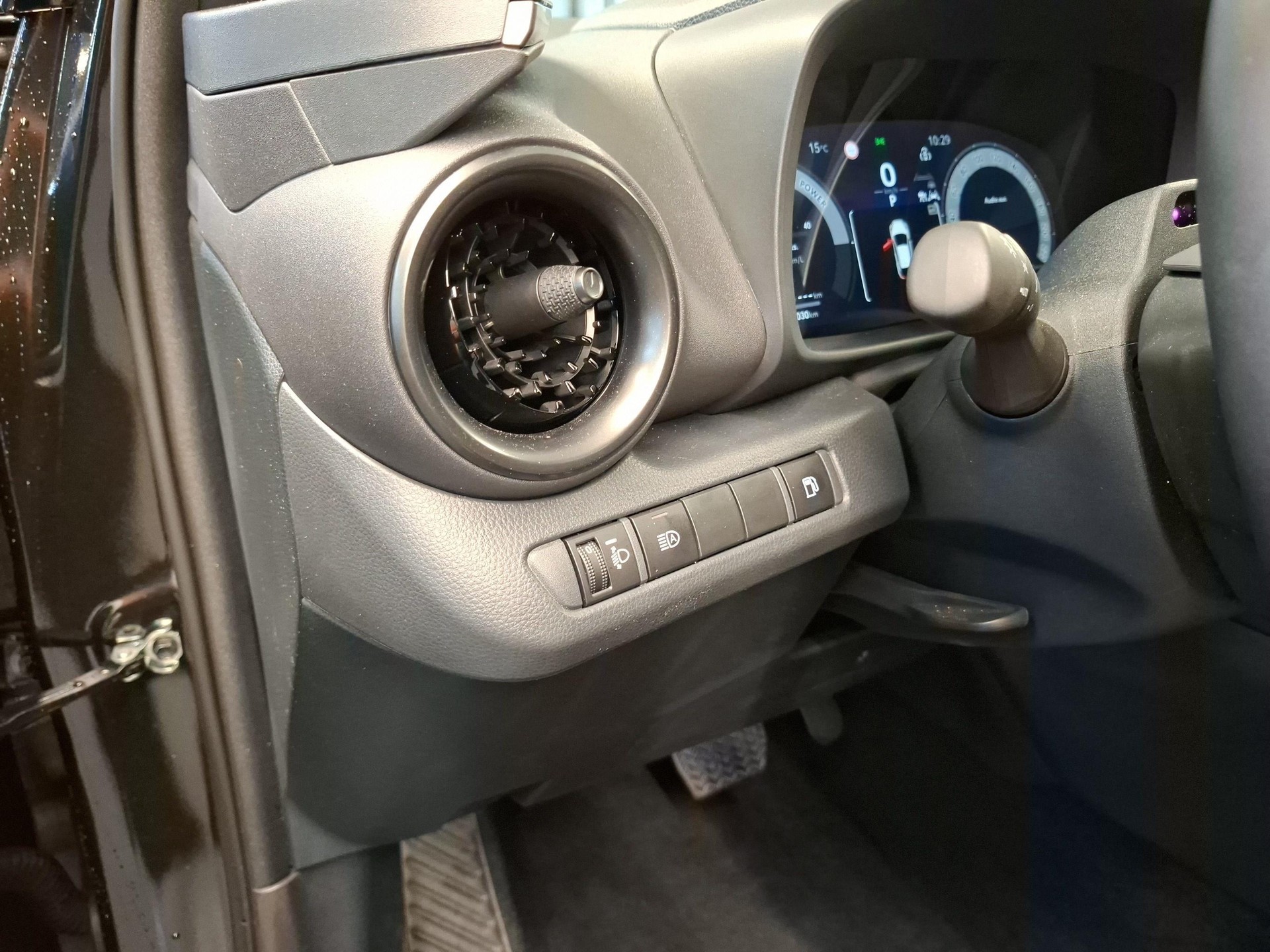 TOYOTA C-HR 2.0 PHEV Swiss Edition-image-17