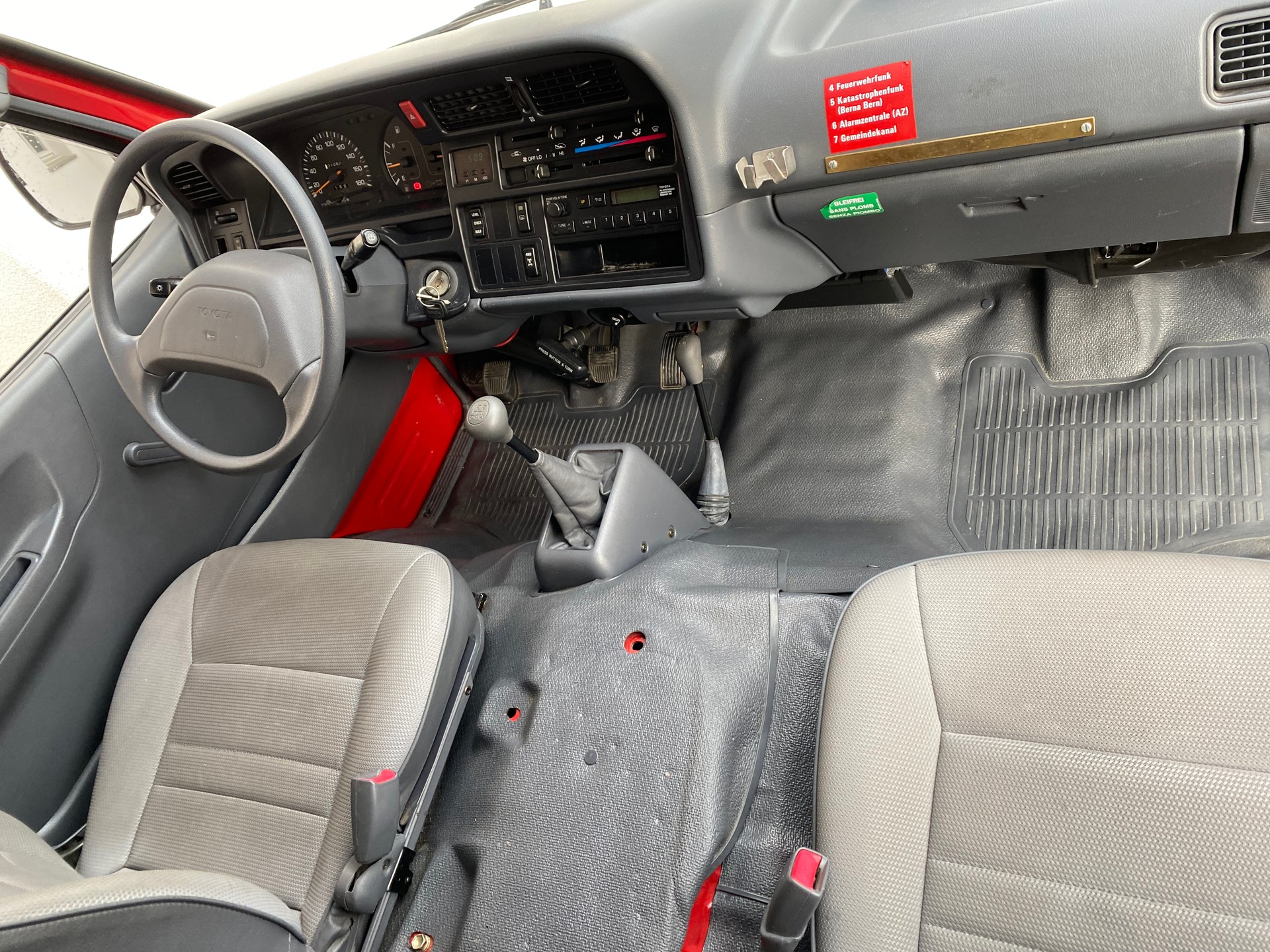 TOYOTA Hiace 2.4 EFI 4x4 Wagon-image-8