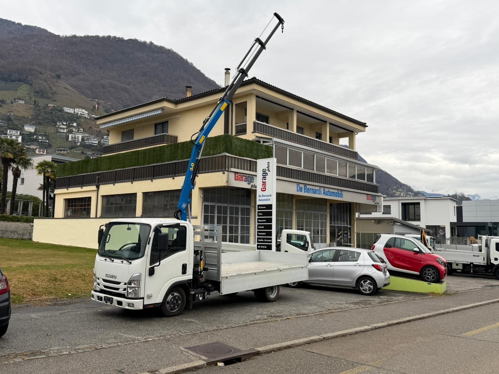 ISUZU NLR 87 M21 con GRU DN-LEVAT 3.0 S3 - Ponte Fisso in Alluminio + Gancio Traino KG. 3500