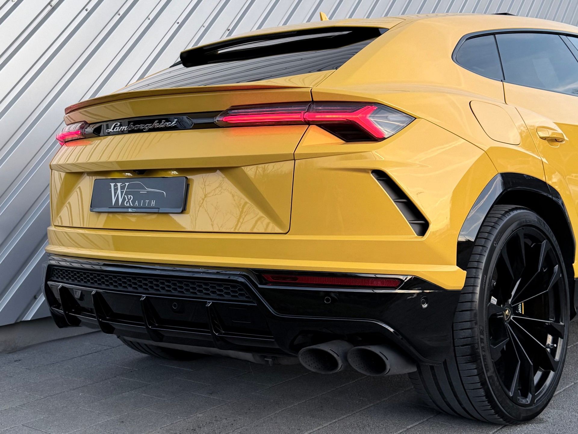 LAMBORGHINI Urus E-Gear-showroom-element-3