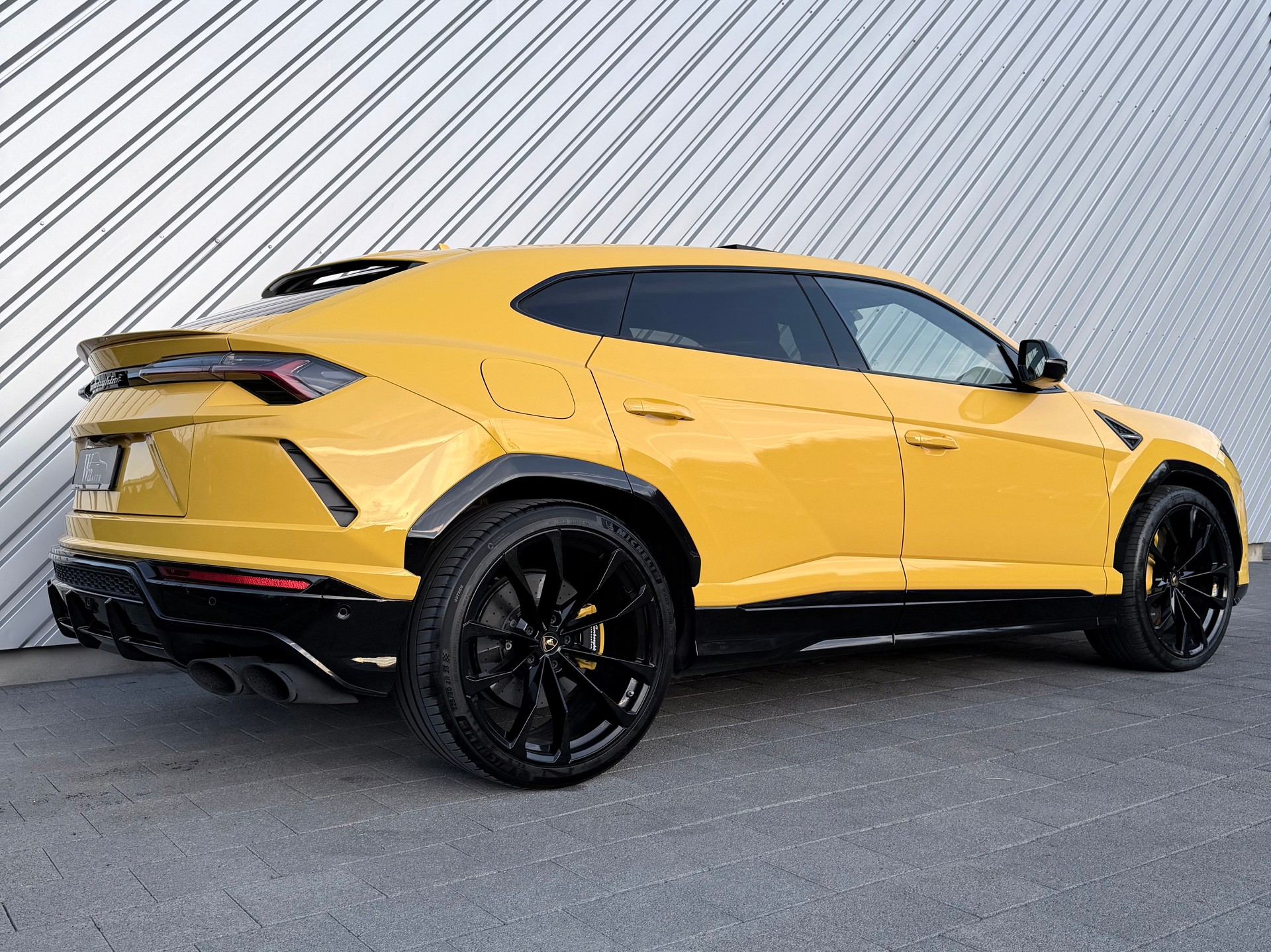 LAMBORGHINI Urus E-Gear-showroom-element-2