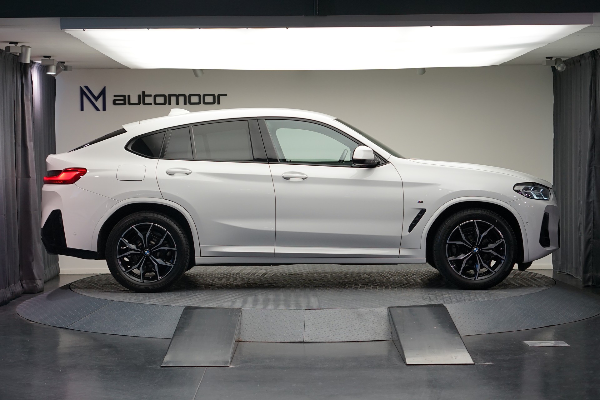 BMW X4 xDrive 48V 20d M Sport Steptronic-showroom-element-3