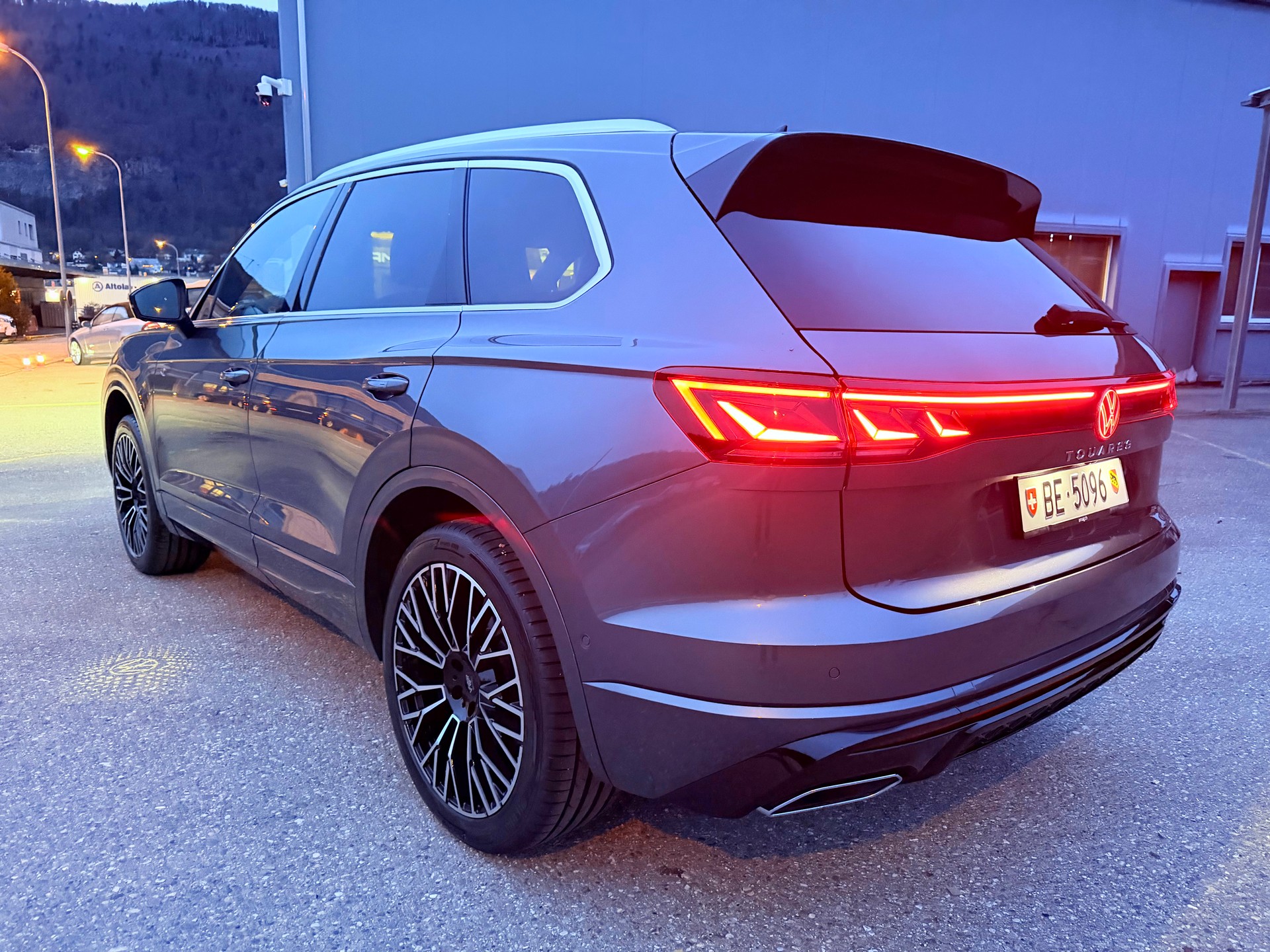 VW TOUAREG "3.0 TDI R-LINE" TIPTRONIC. CH WAGEN. AMAG SCHEIZ AUSLIEFERUNG. TOP AUSSTATTUNG. MIT AHK.-image-21