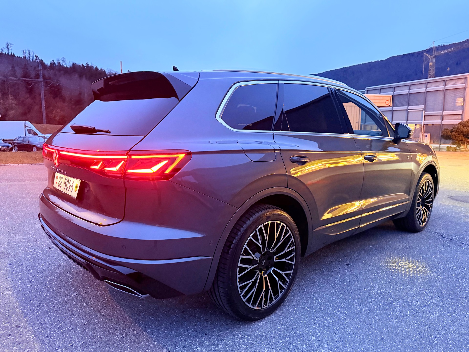 VW TOUAREG "3.0 TDI R-LINE" TIPTRONIC. CH WAGEN. AMAG SCHEIZ AUSLIEFERUNG. TOP AUSSTATTUNG. MIT AHK.-image-19