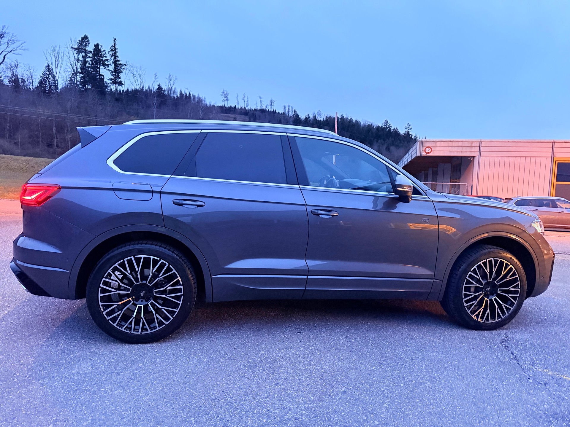 VW TOUAREG "3.0 TDI R-LINE" TIPTRONIC. CH WAGEN. AMAG SCHEIZ AUSLIEFERUNG. TOP AUSSTATTUNG. MIT AHK.-image-15